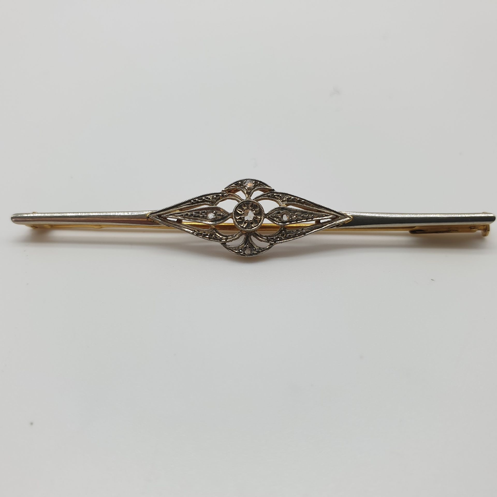 Null 双色750°金条胸针，饰有玫瑰花

毛重：3.51克

法国作品

约1920年