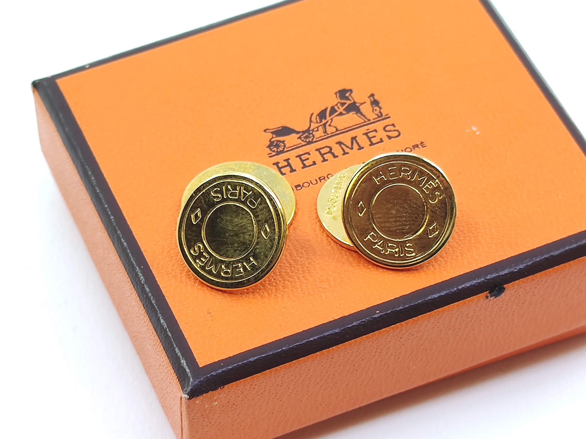 Null HERMES Paris

Pair of gilded metal cufflinks in the shape of discs

In thei&hellip;