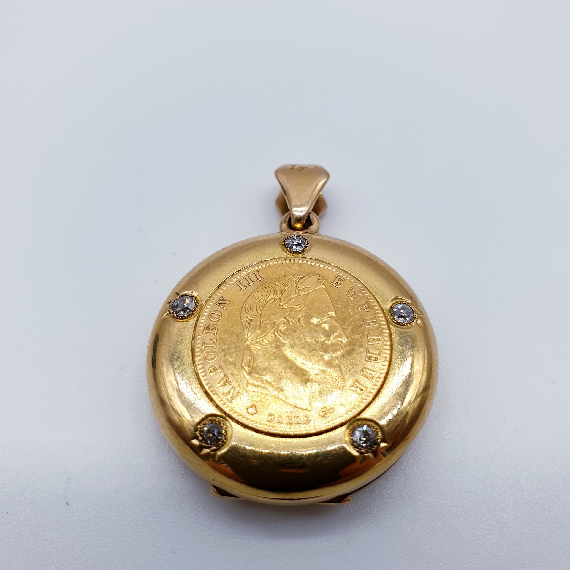 Null 
用手表盒制作的吊坠，上面装饰有拿破仑三世的5法郎硬币，并镶嵌有五颗老式切割钻石




毛重 : 6,79 g





小型凹痕