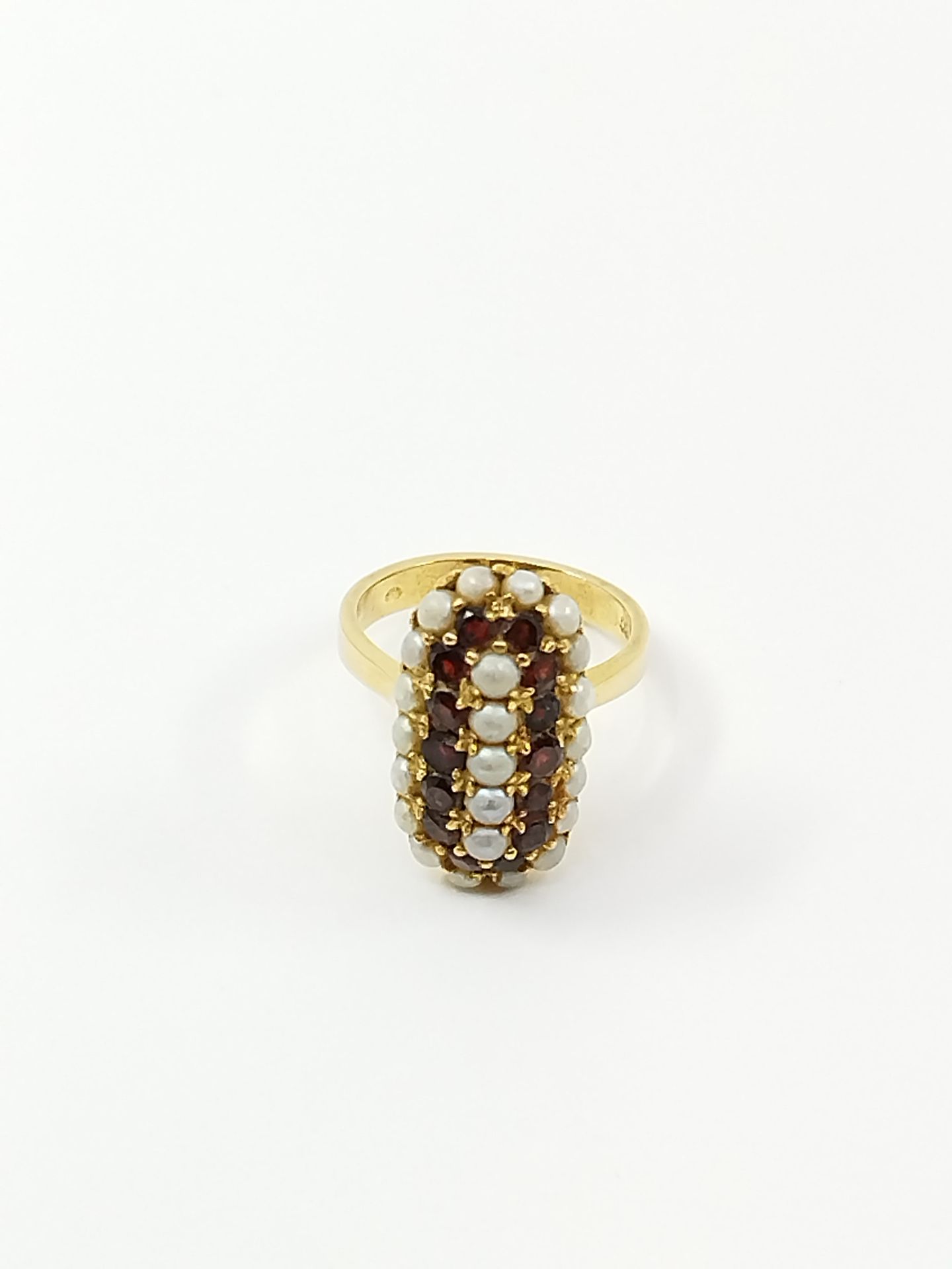 Null 
RING aus 750° Gelbgold mit ovalem Motiv, das mit Granaten und Perlen beset&hellip;