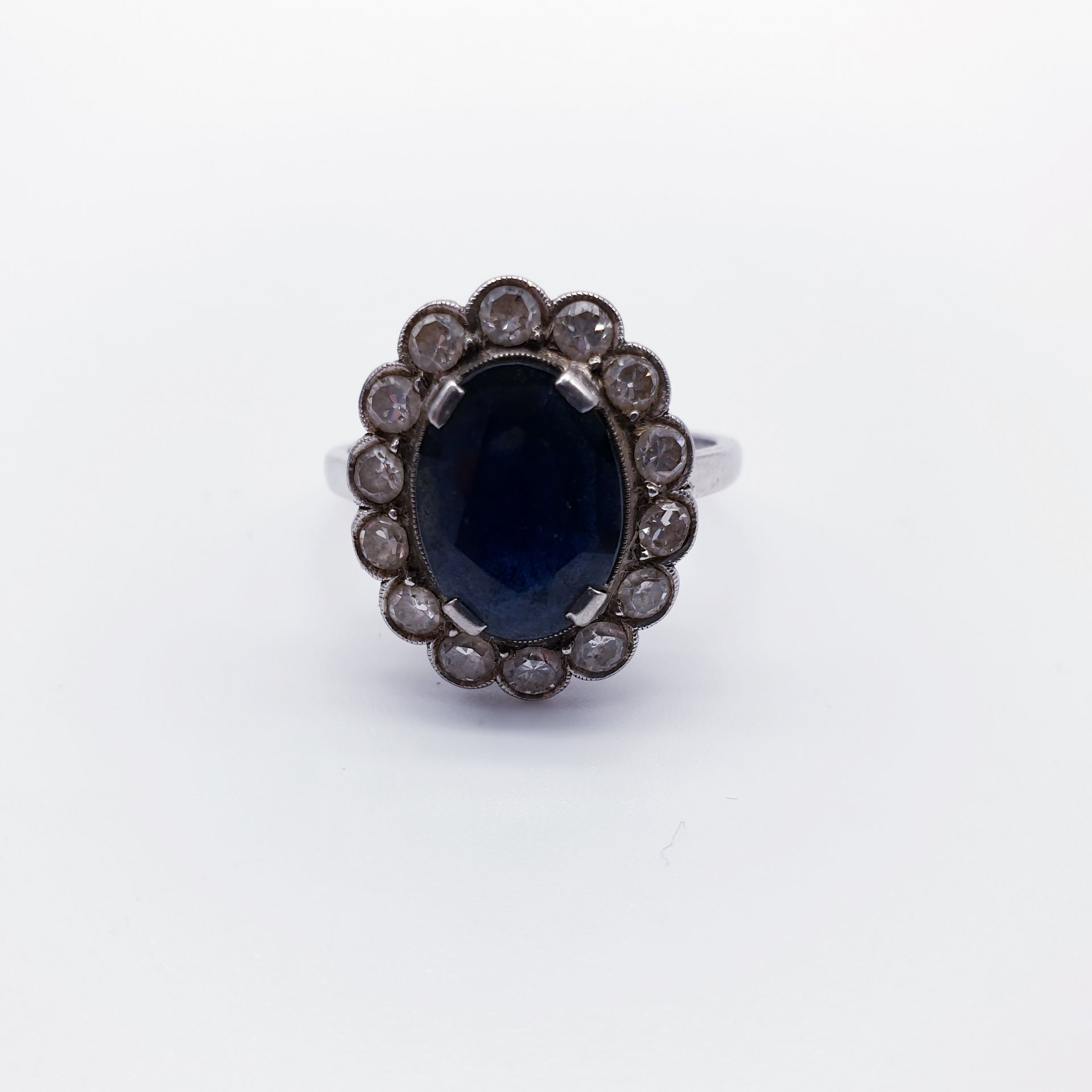 Null 
黄金和铂金菊花戒指，蓝宝石环绕着钻石，镶嵌在千粒金中 




毛重：5,96克




TDD 61
