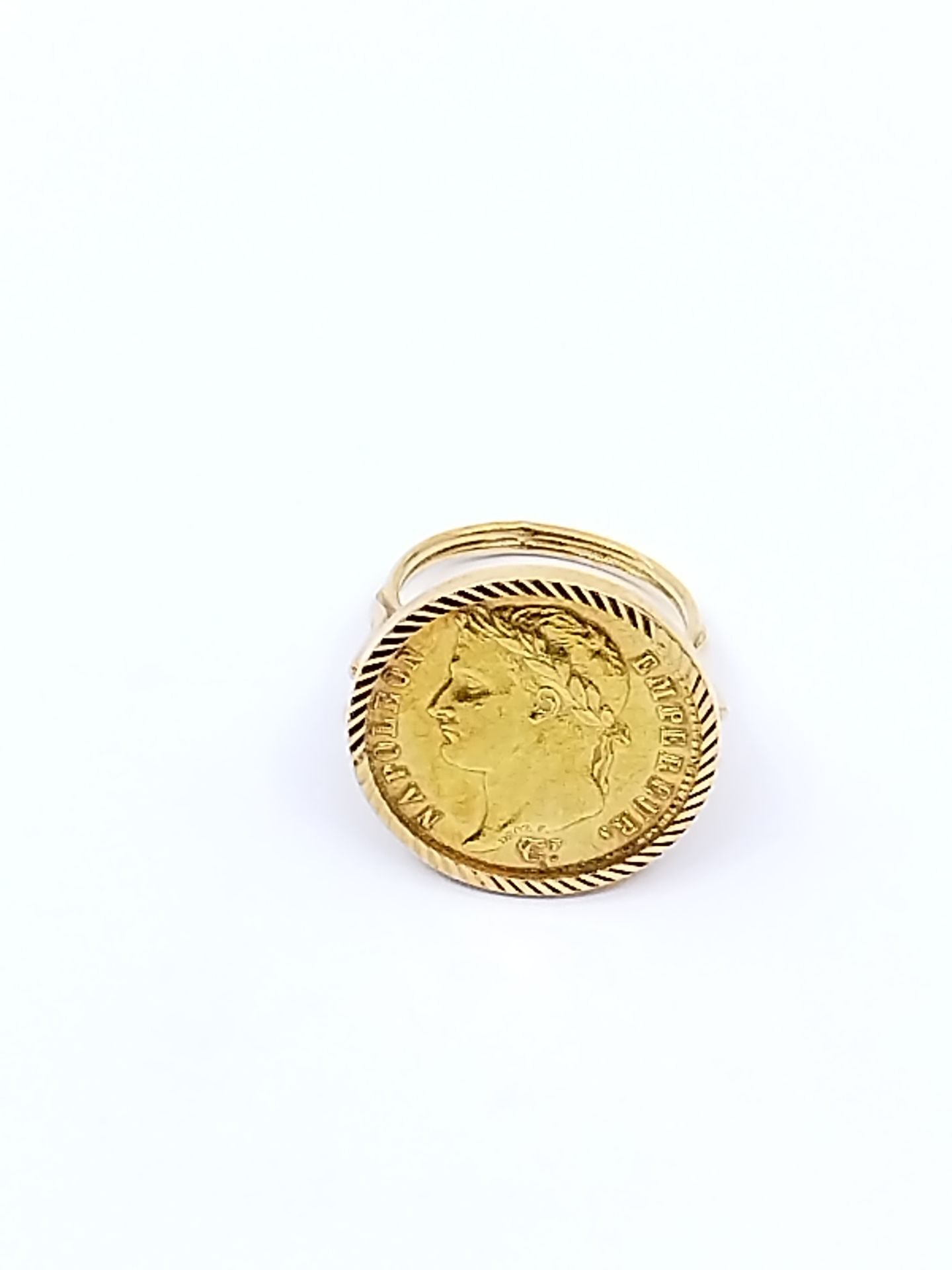 Null RING aus 750° Gelbgold, verziert mit einer 20-Franc-Goldmünze Napoleons. 

&hellip;