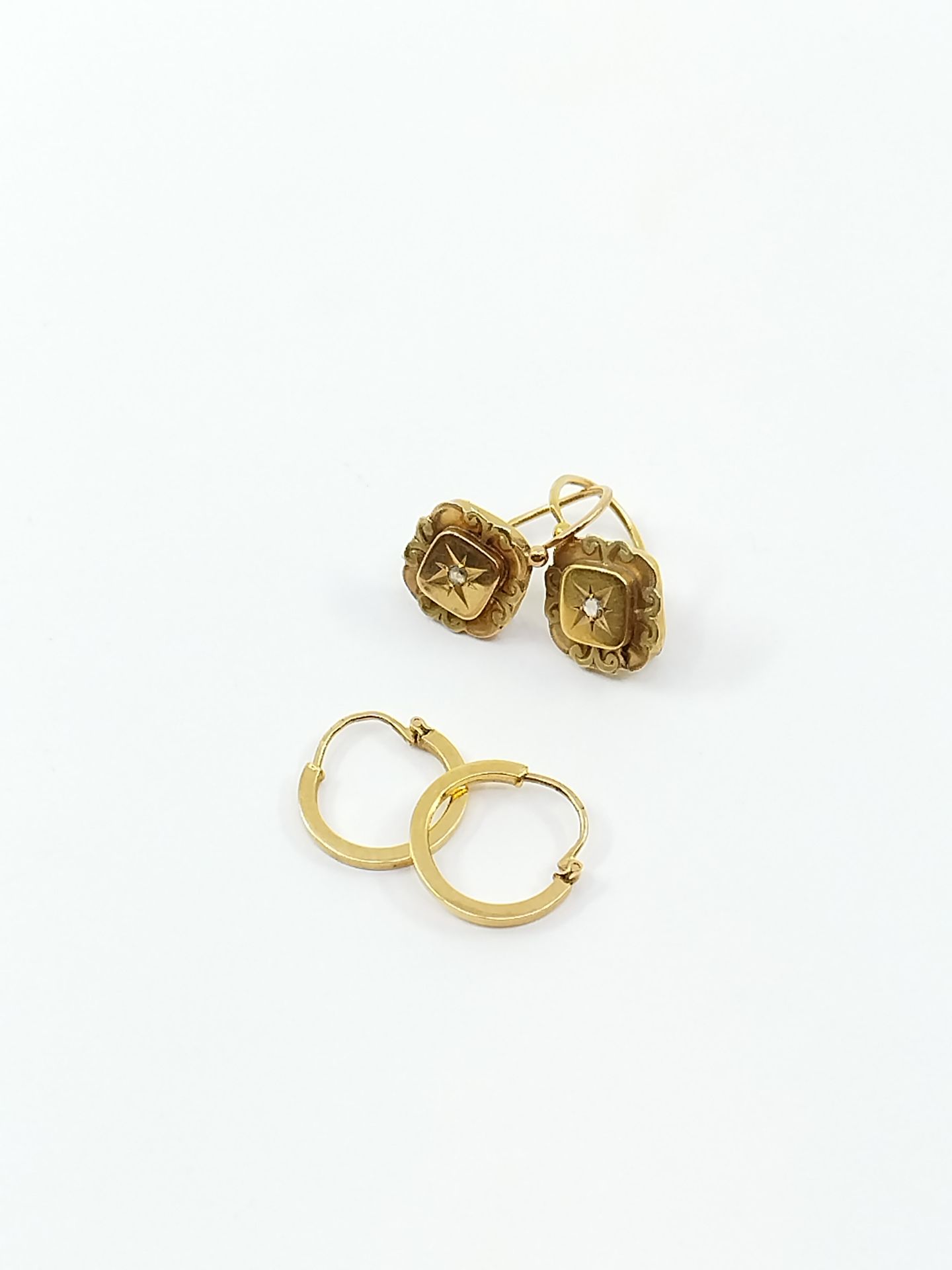 Null DUE PAIA di orecchini in oro giallo 750, uno dei quali con rose

Peso: 2,05&hellip;