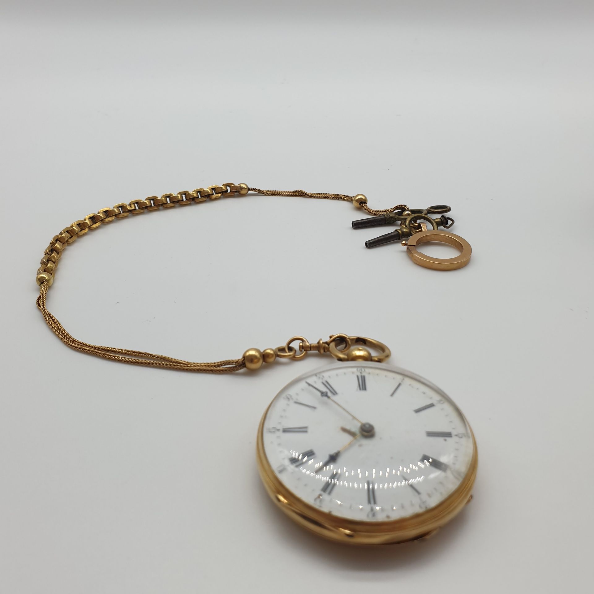 Null 750°黄金怀表及其腰链和两个带八颗红宝石的钥匙/圆筒

标记的Cheval

19世纪晚期

毛重 : 73,47 g