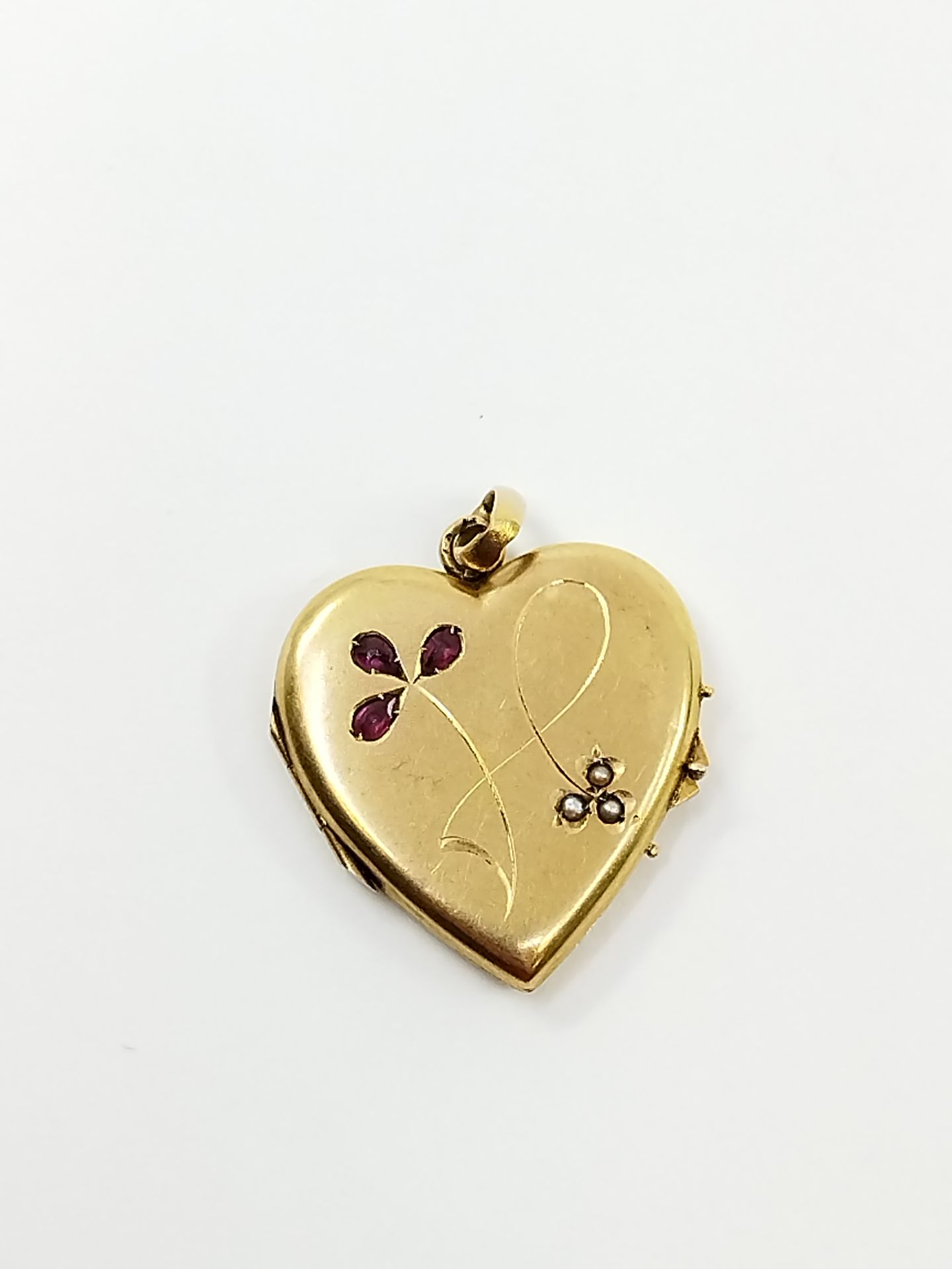 Null Heart-shaped pendant in yellow gold 750°, decorated with small rubies and p&hellip;