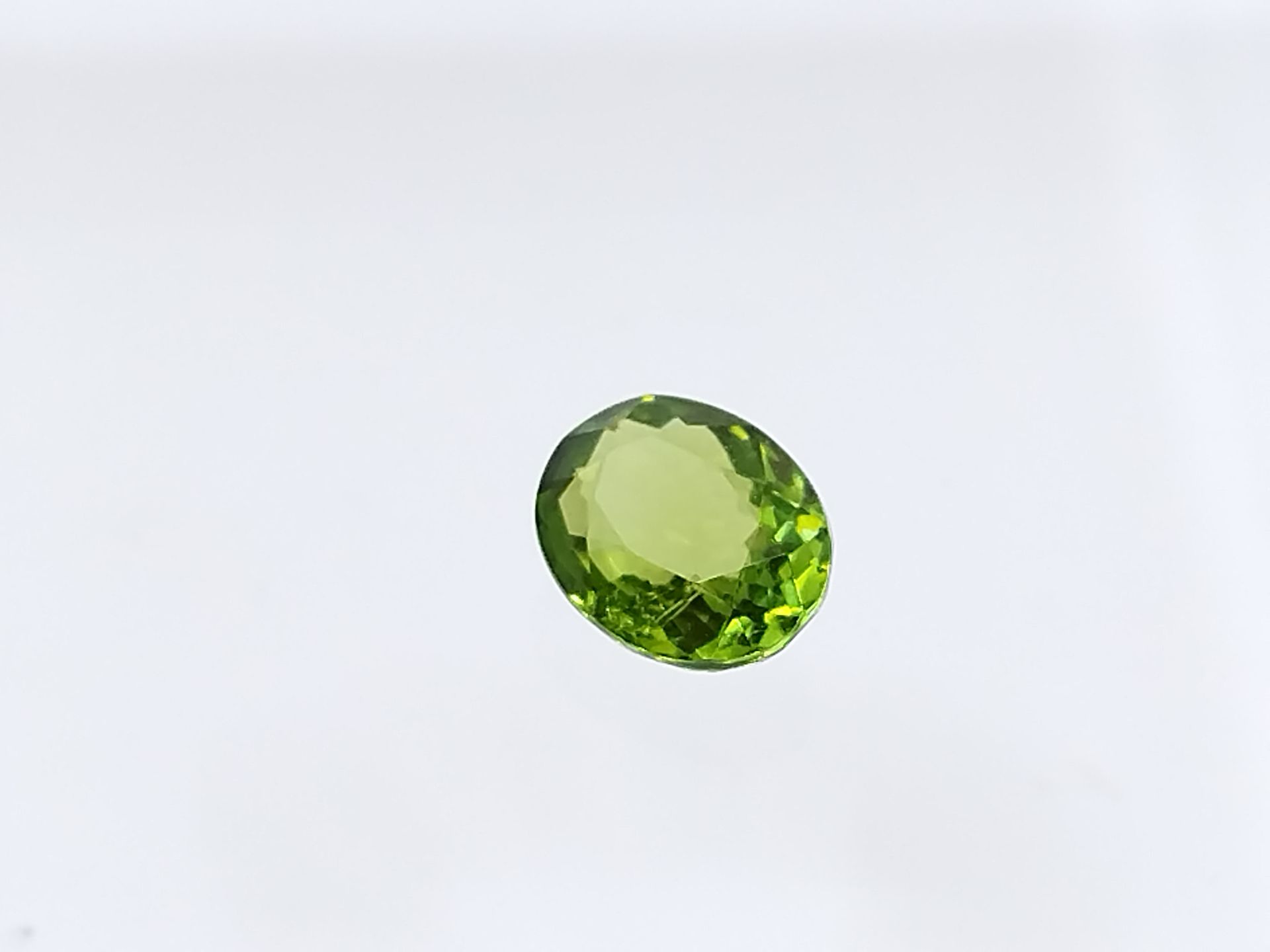 Null TORMALINO verde VVS , ovale , Mozambico , 1,10 carati Dim : 7 x 5,7