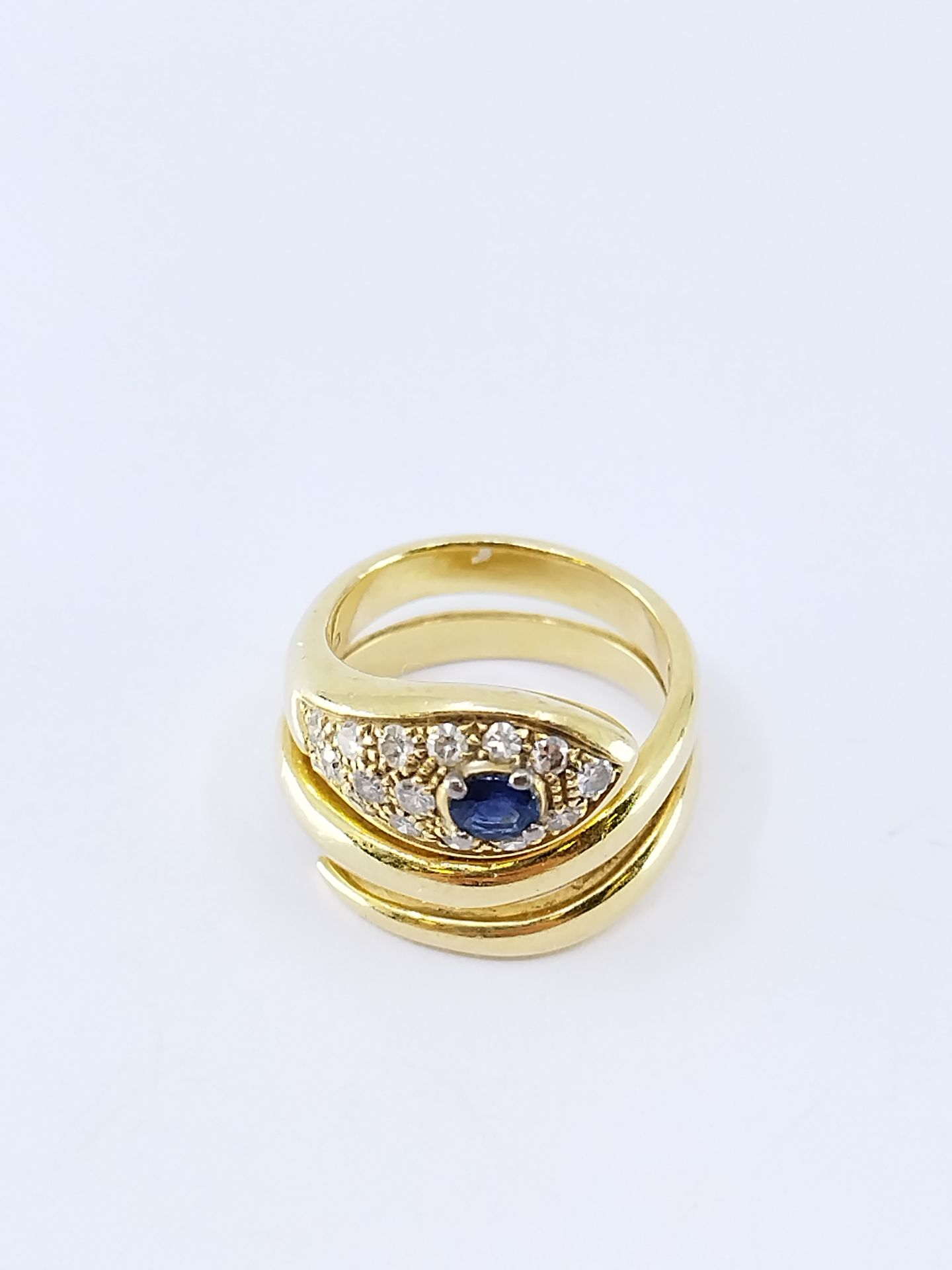 Null 750°黄金蛇形戒指，镶嵌16颗钻石和蓝宝石

毛重 : 11,82 g

TDD 52