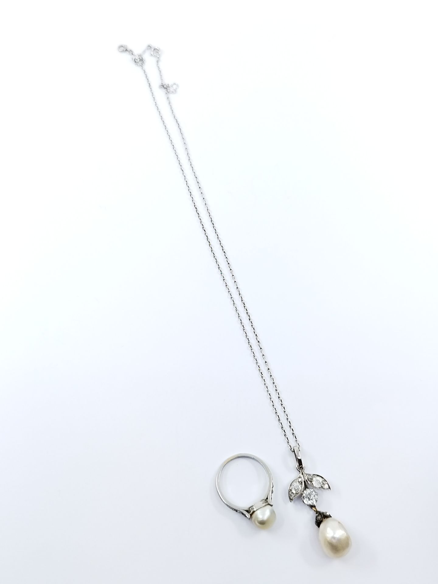 Null FRENCH WORK

750° white gold CHAIN with a pendant set with three old cut di&hellip;