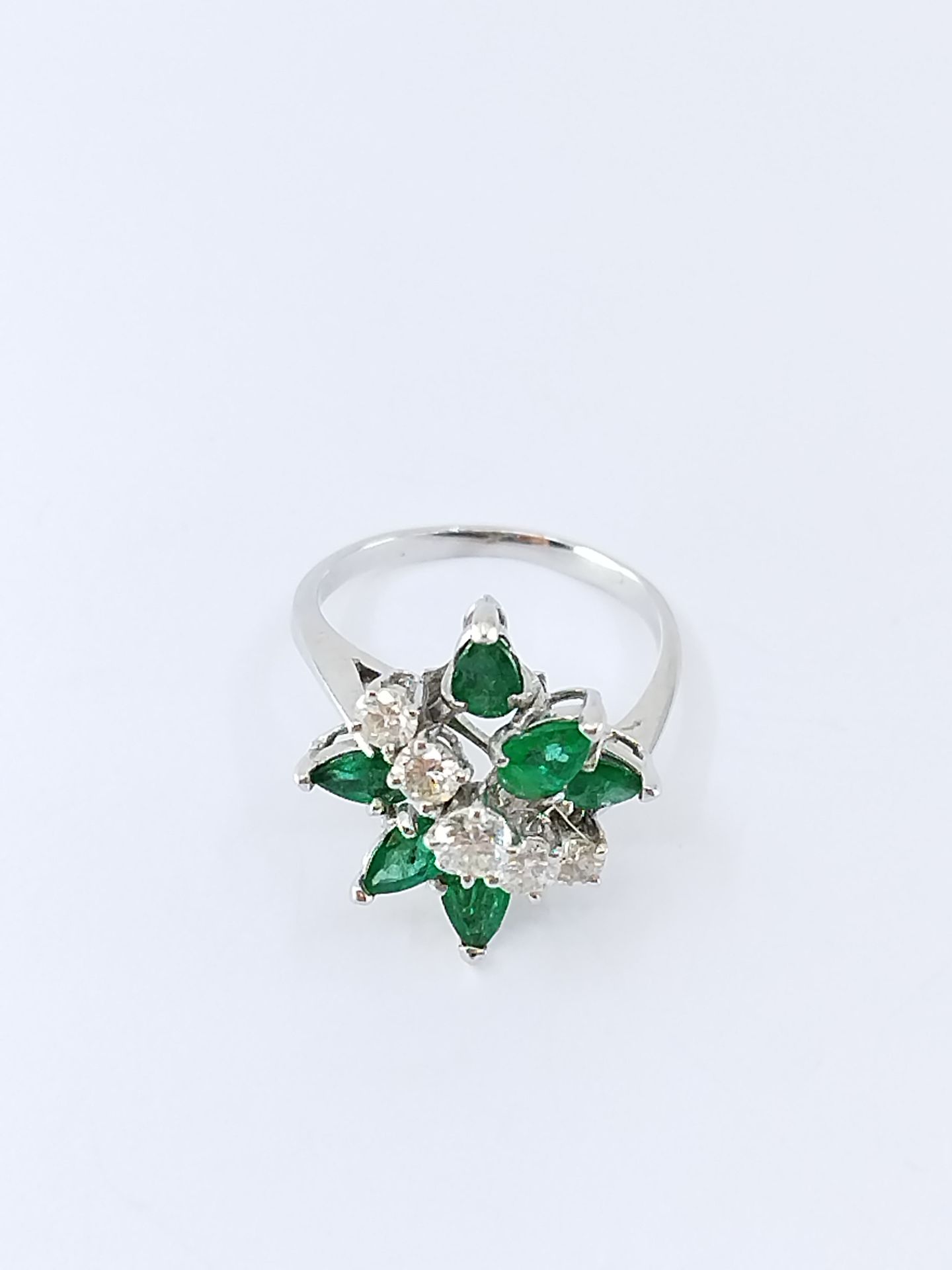 Null 750°白金戒指，镶嵌六颗梨形祖母绿和一排五颗钻石 

毛重 : 4,79 g

TDD 53