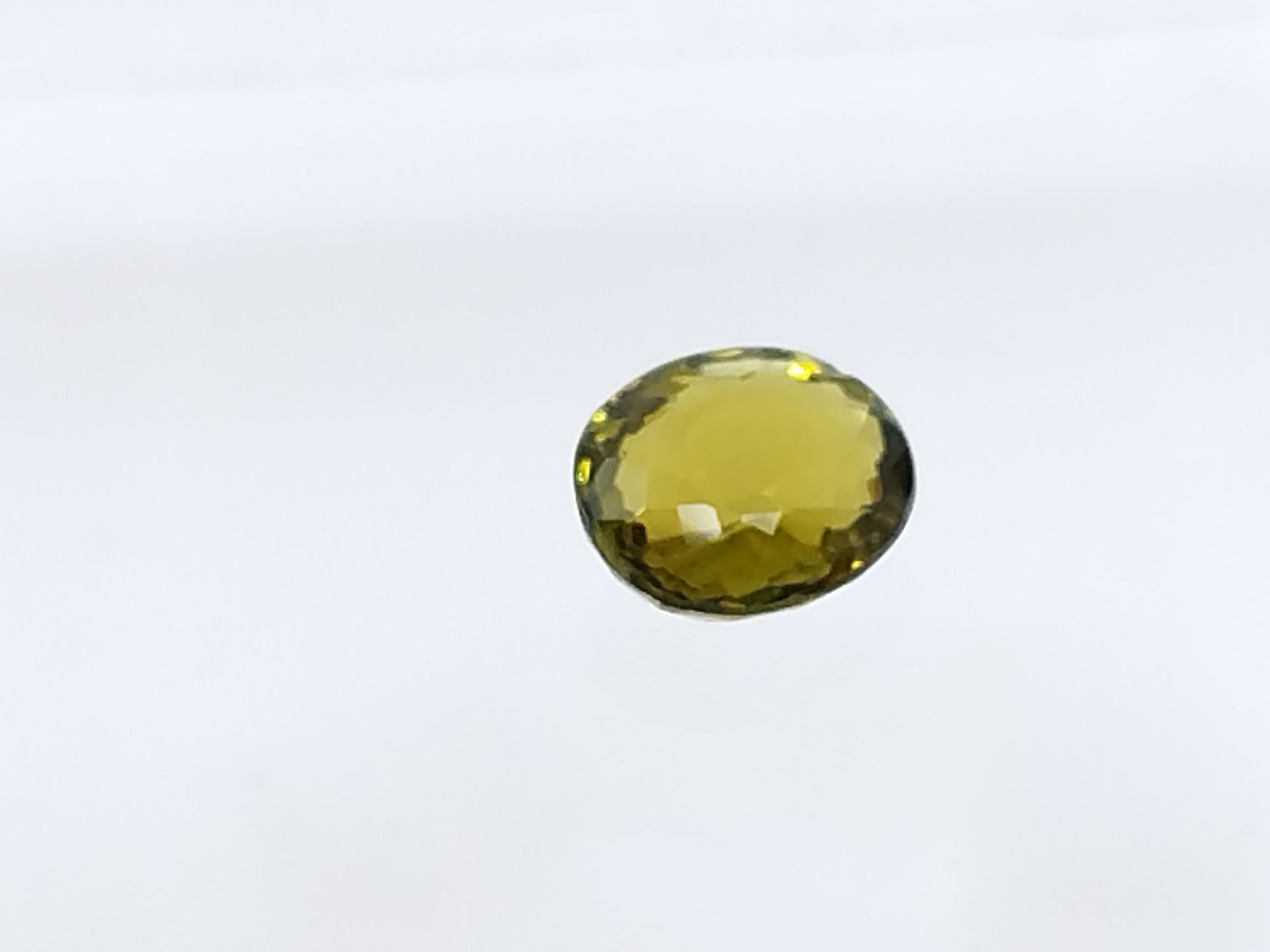 Null TURMALINA verde VVS , oval , Mozambique , 1,34 quilates Dim : 7,5 X 6,5