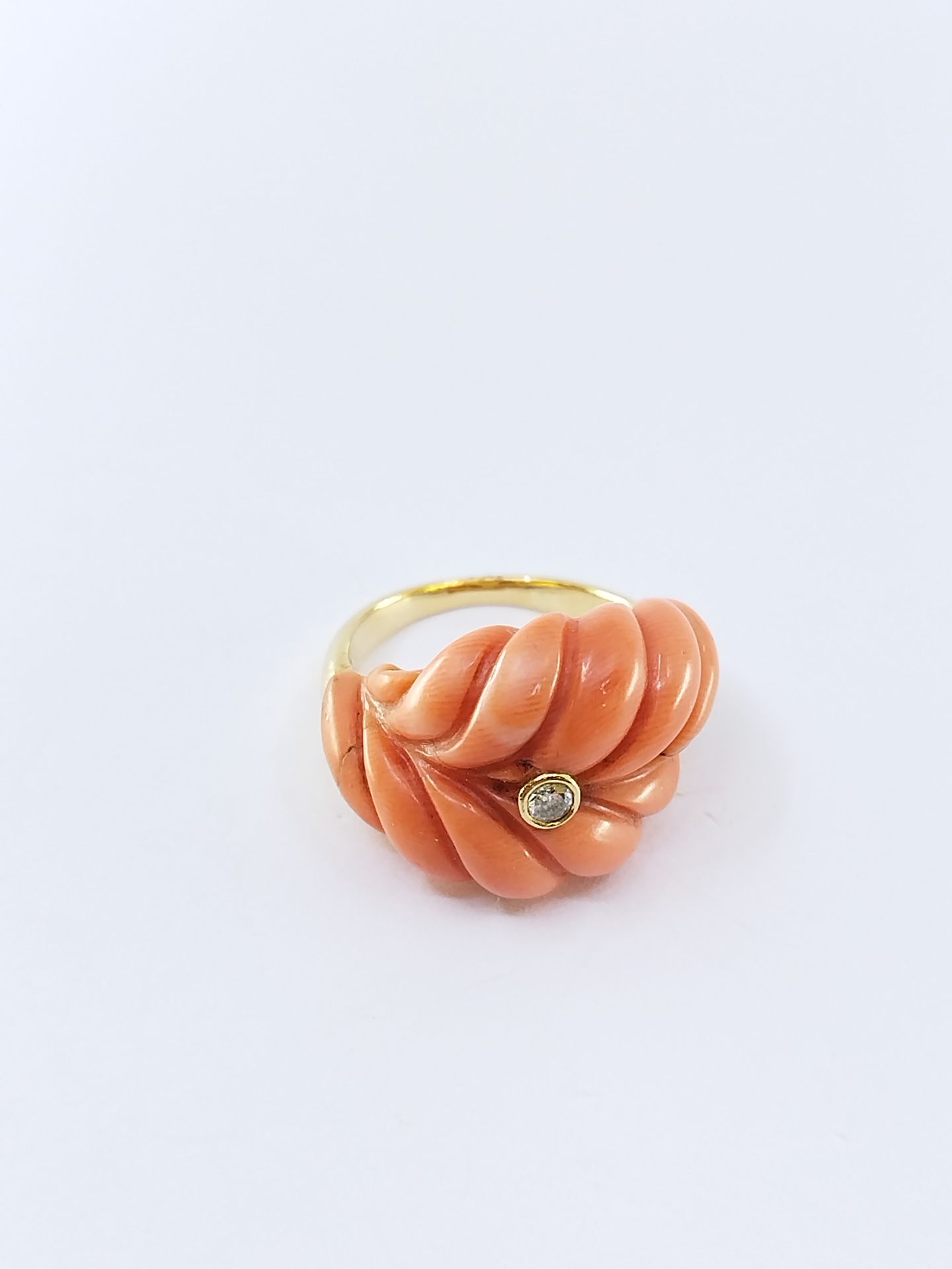 Null RING in yellow gold 750° decorated with an angel skin coral (cracked) punct&hellip;