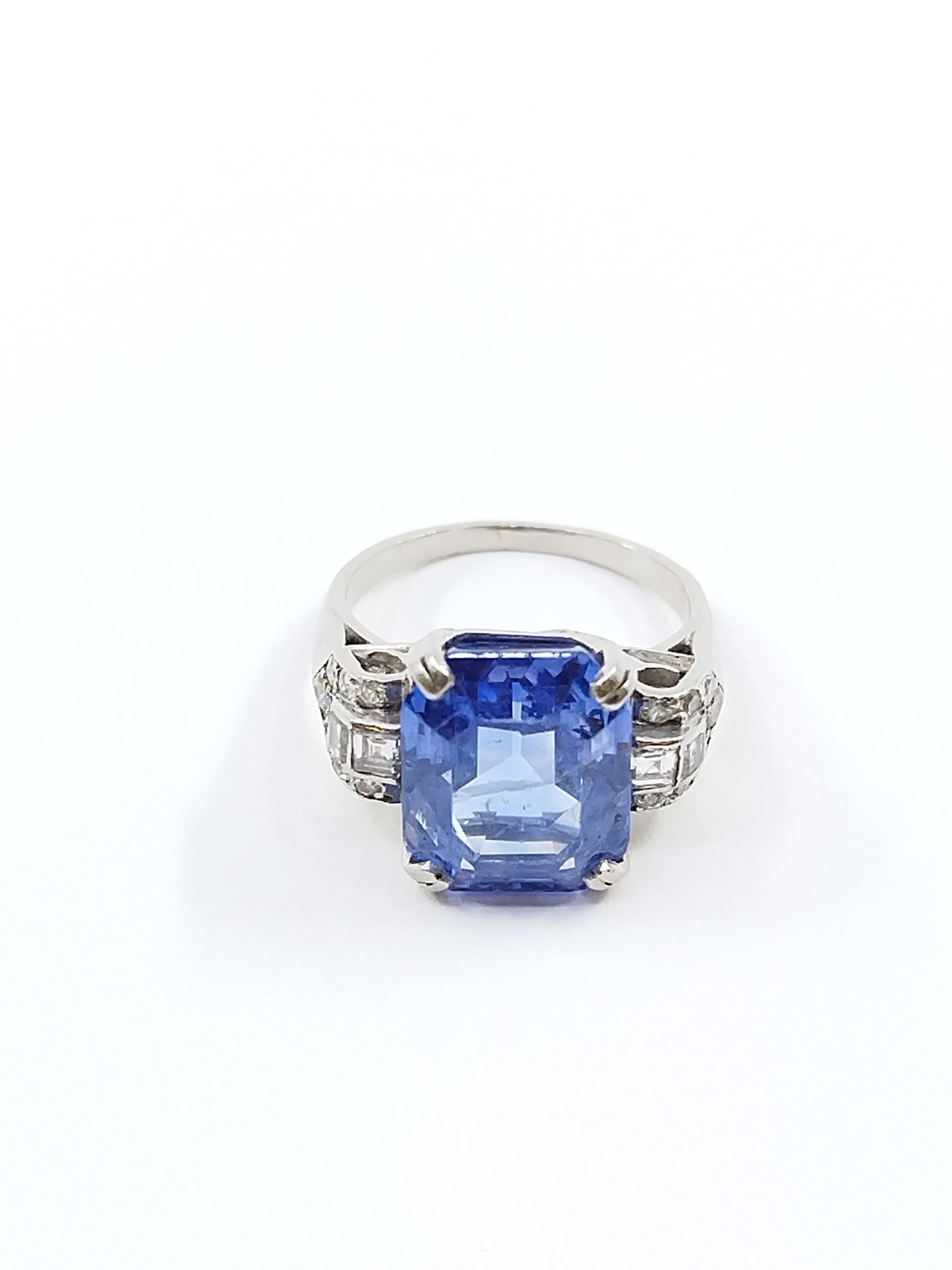 Null 铂金戒指，镶嵌长方形切割蓝宝石，配以公主切割钻石和8x8钻石

毛重 : 6,53 g

TDD 49

装饰艺术