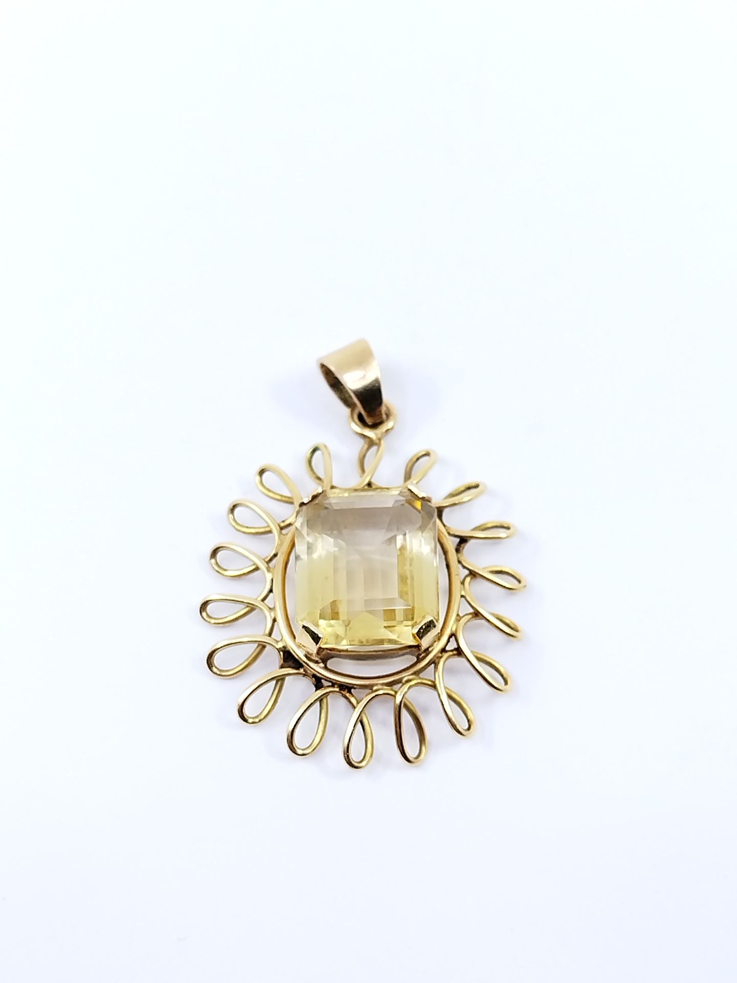 Null Yellow gold pendant 750 decorated with a rectangular citrine

Gross weight &hellip;