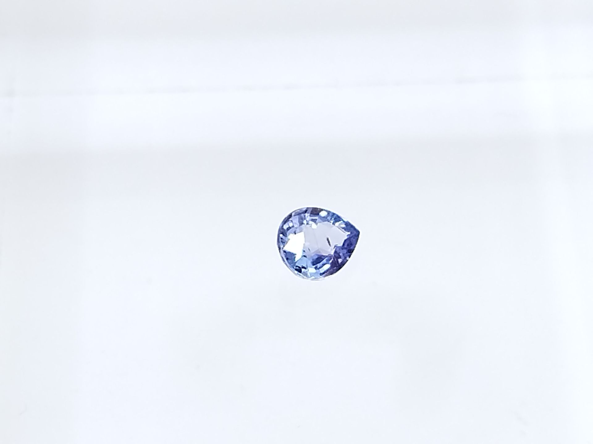 Null TANZANITE violet blue , Birne , Tansania , 0,69 Karat Dim: 6 x 5