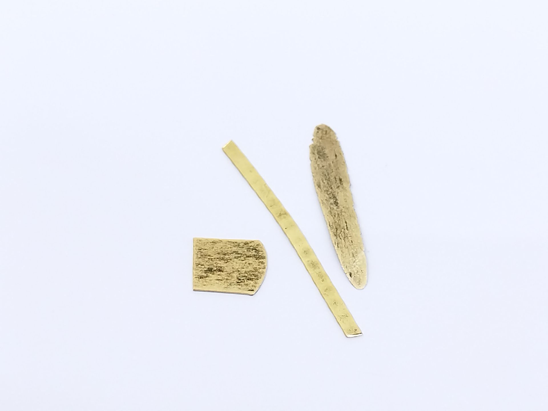 Null LOT von Bruchstücken aus 750° Gelbgold

Gewicht: 1, 2 g
