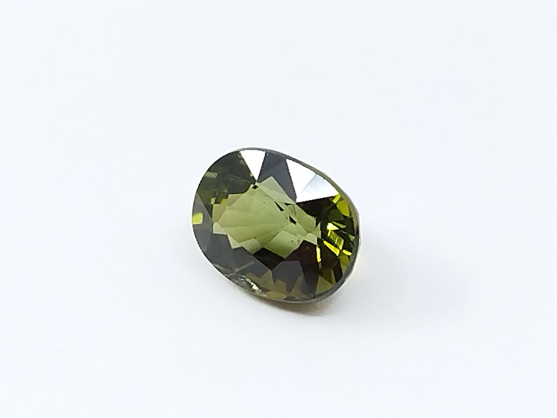 Null TURMALINA verde VS , oval , Mozambique , 1,59 quilates Dim : 7,8 X 6