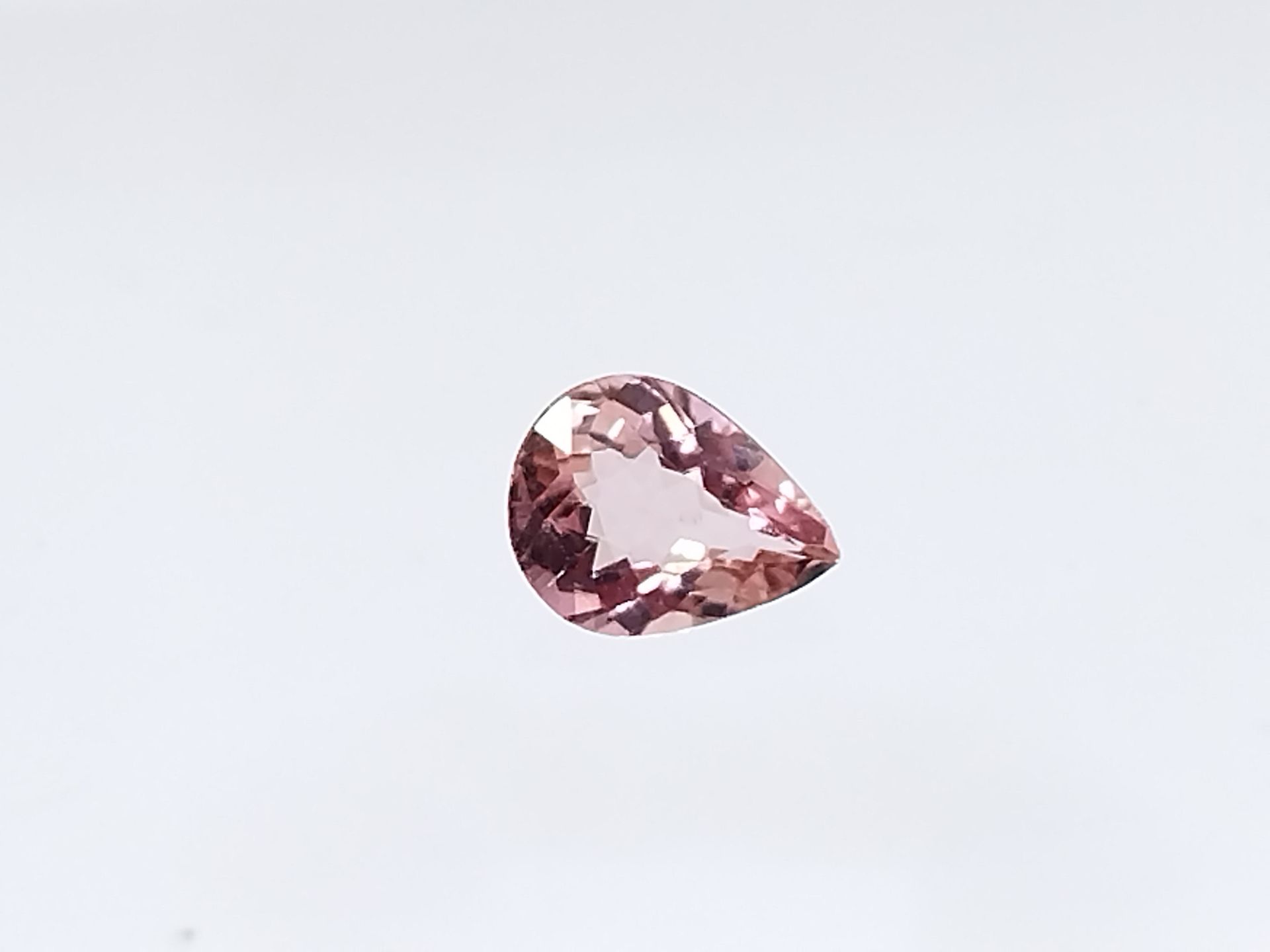 Null TOURMALINE pink , poire , Mozambique , 0,61 carats Dim : 6,8 x 5,2