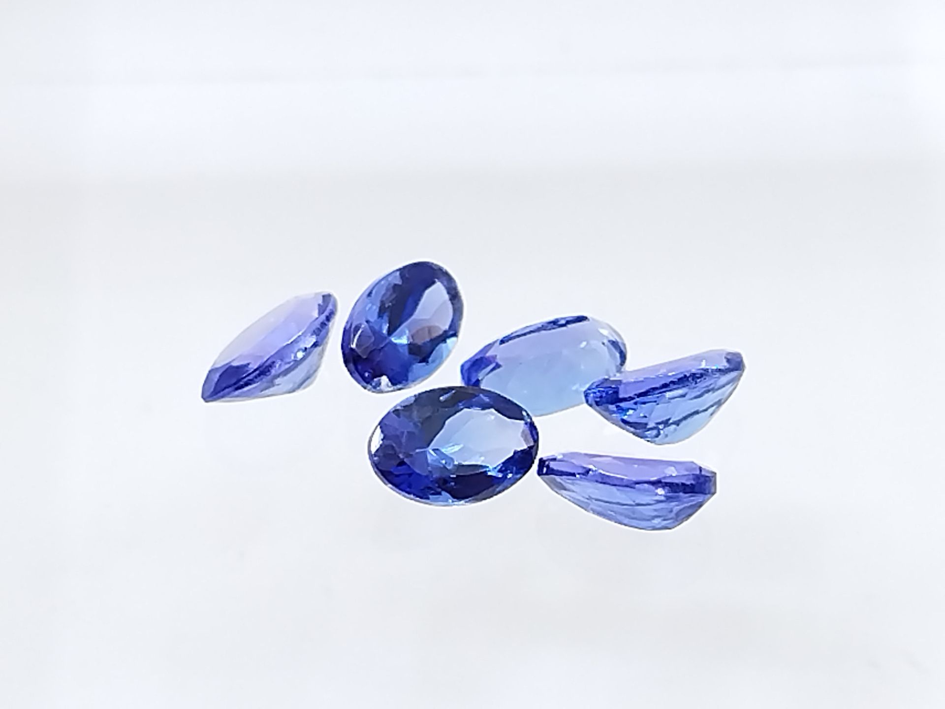 Null 坦桑石，紫蓝色，编号6，椭圆形，坦桑尼亚，2.92克拉，尺寸：5.97 x 3.87 x 2.92
