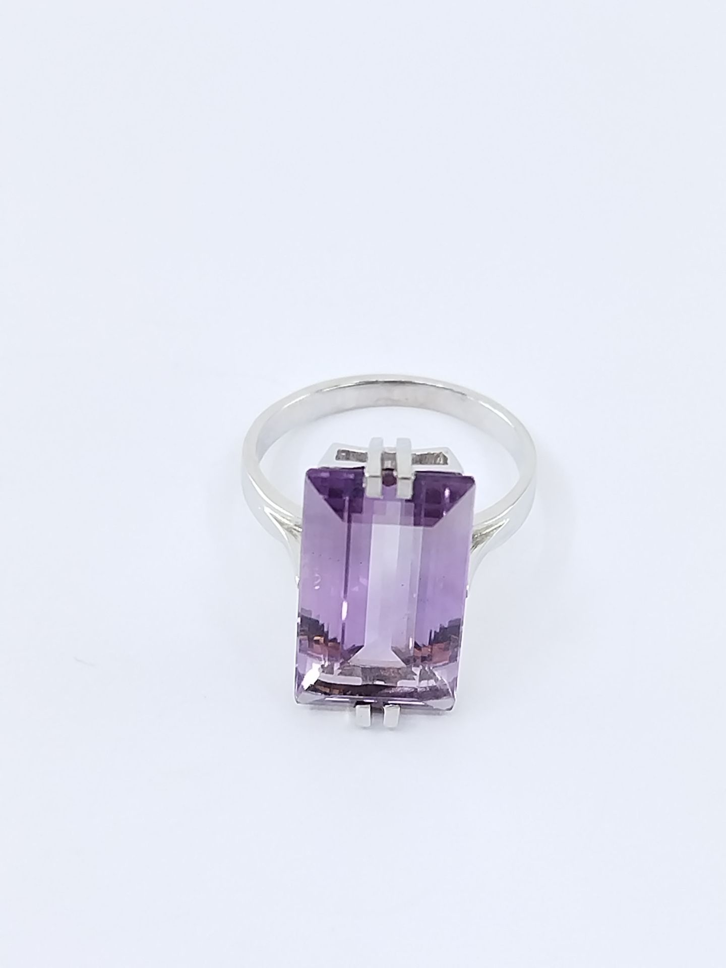 Null RING in white gold 750° decorated with a rectangular amethyst 

Gross weigh&hellip;