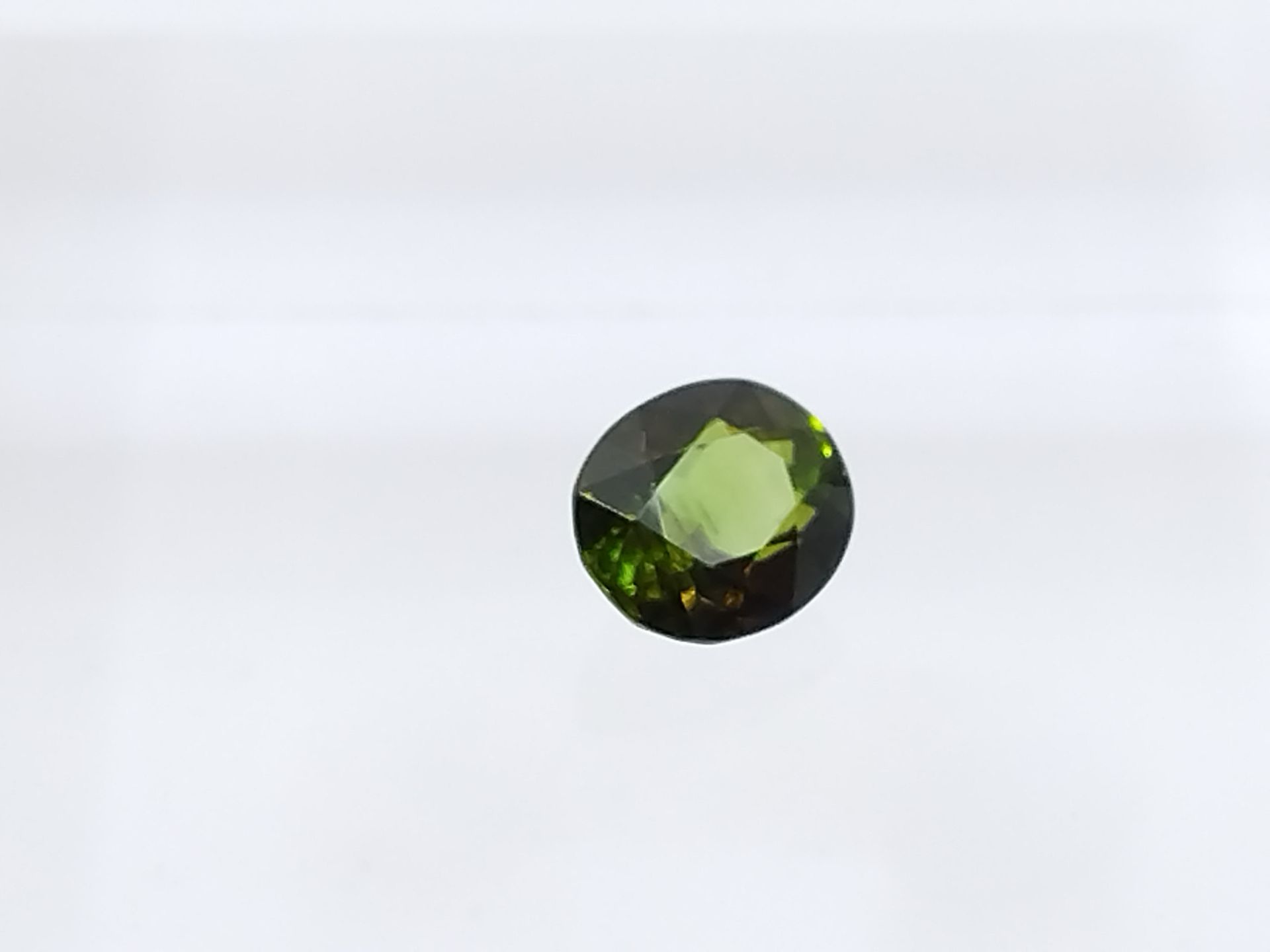 Null TORMALINO verde VVS , ovale , Mozambico , 1,84 carati Dim : 8 x 7
