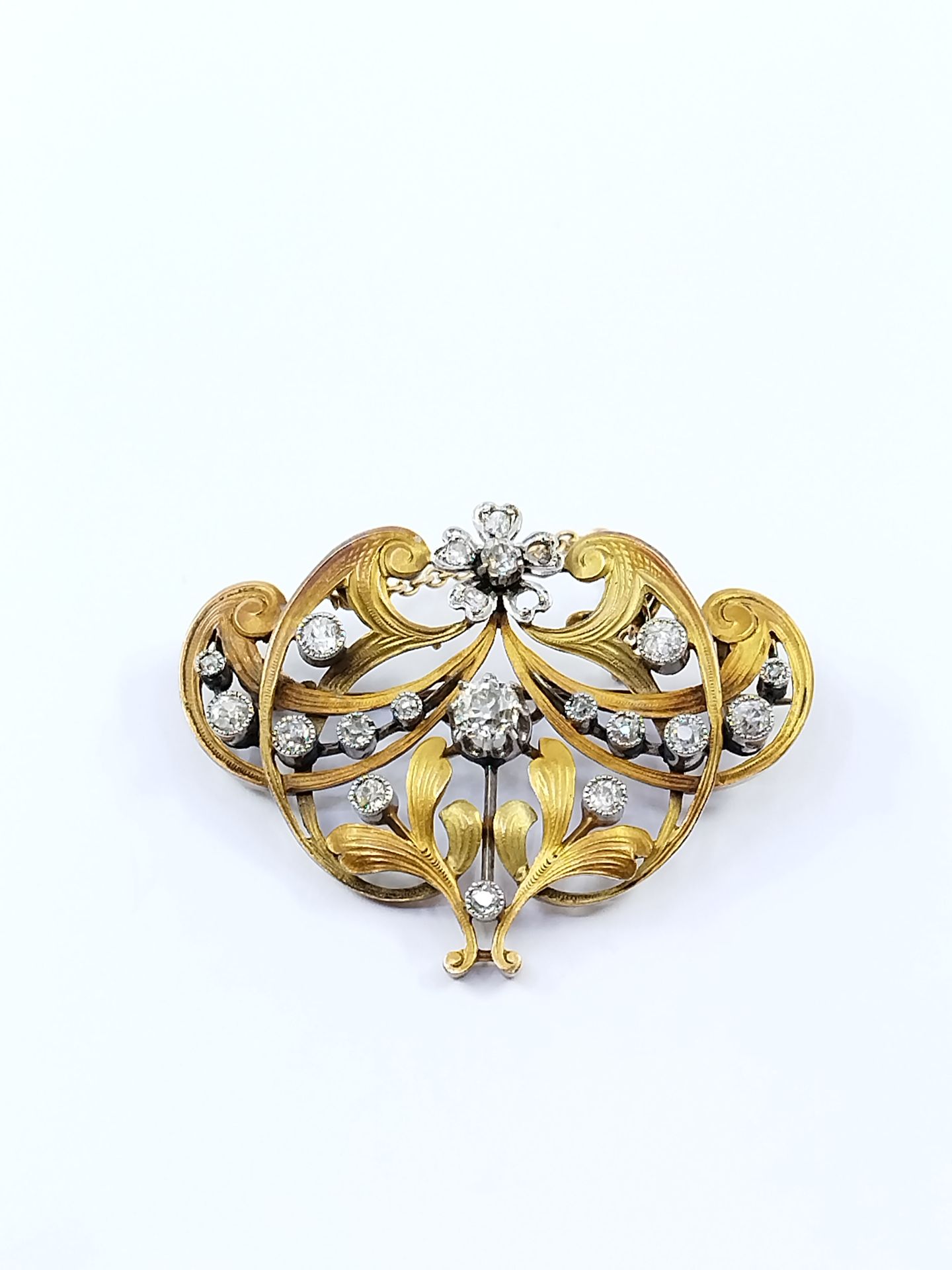 Null BROCHE faisant pendant en or jaune, gris et vert amati à décor de volutes, &hellip;