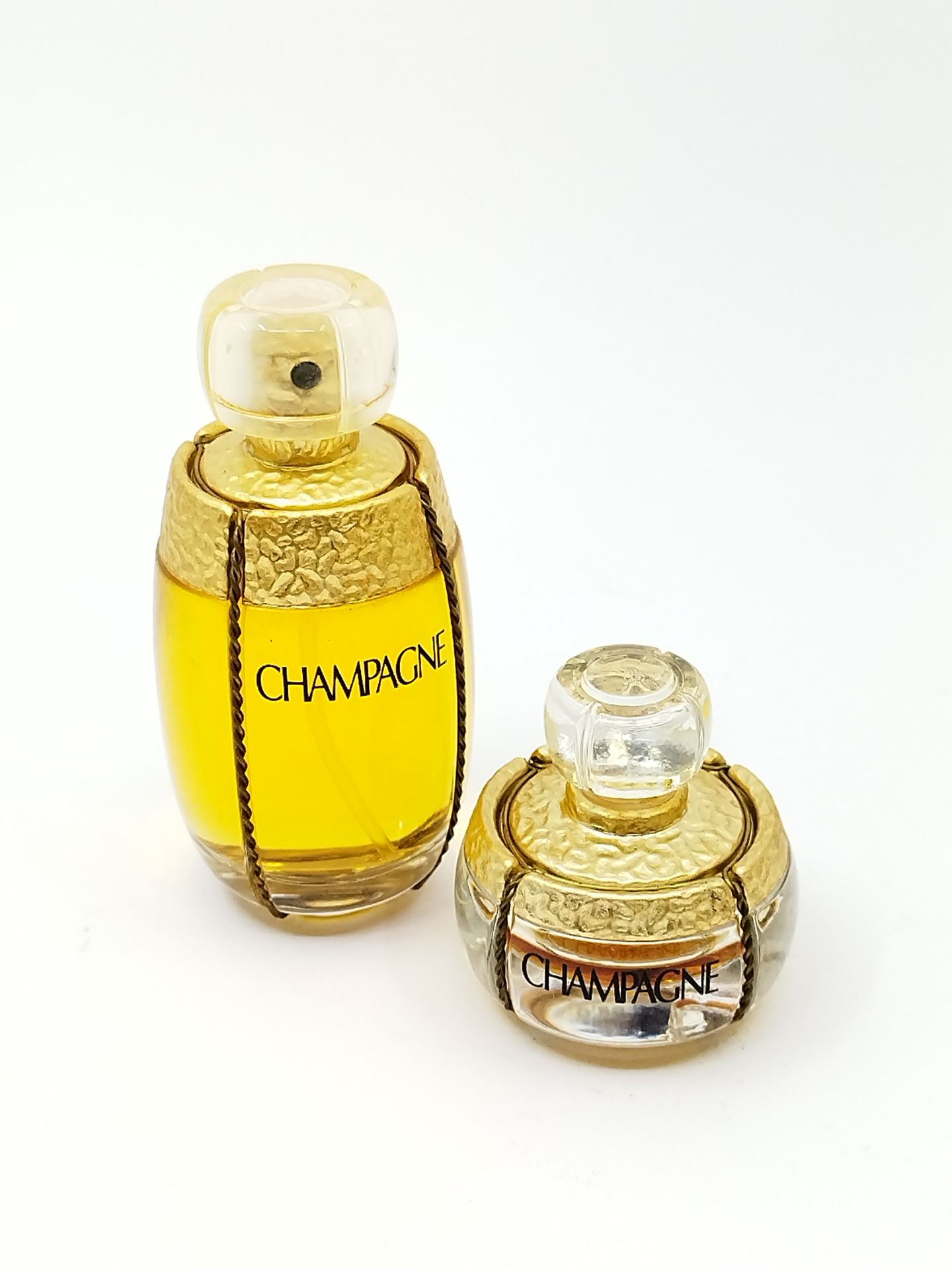 Null YVES SAINT LAURENT

Champán 

Dos frascos de perfume, uno de vidrio que rep&hellip;