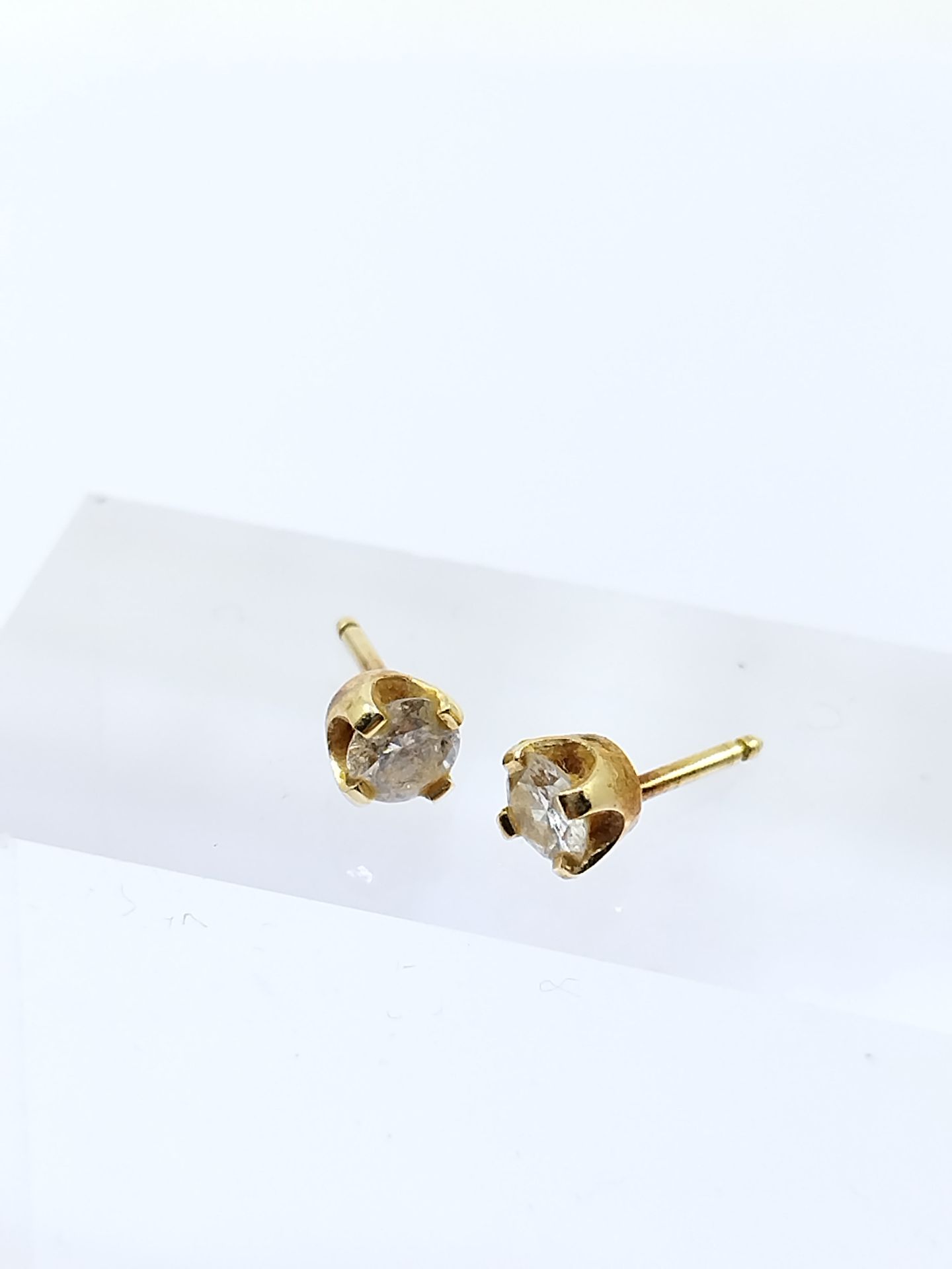 Null PAIRE de boutons d'oreilles en or jaune 750° ornées de diamants de 0,30ct e&hellip;
