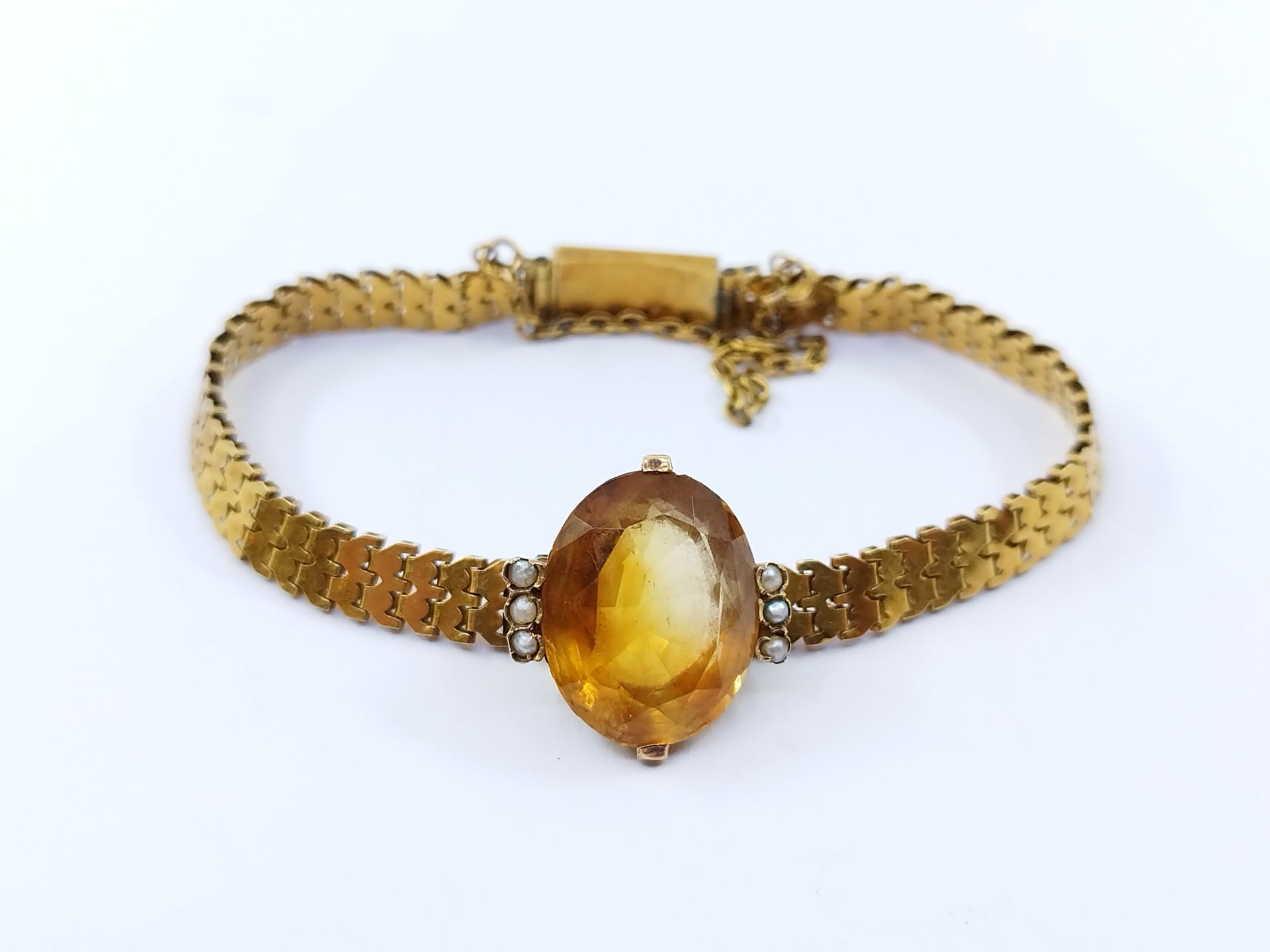 Null 法国的工作

750°黄金手镯，中间有一颗黄水晶和六颗珍珠，带安全链的钩纹棘齿扣 

重量 : 10,26 g