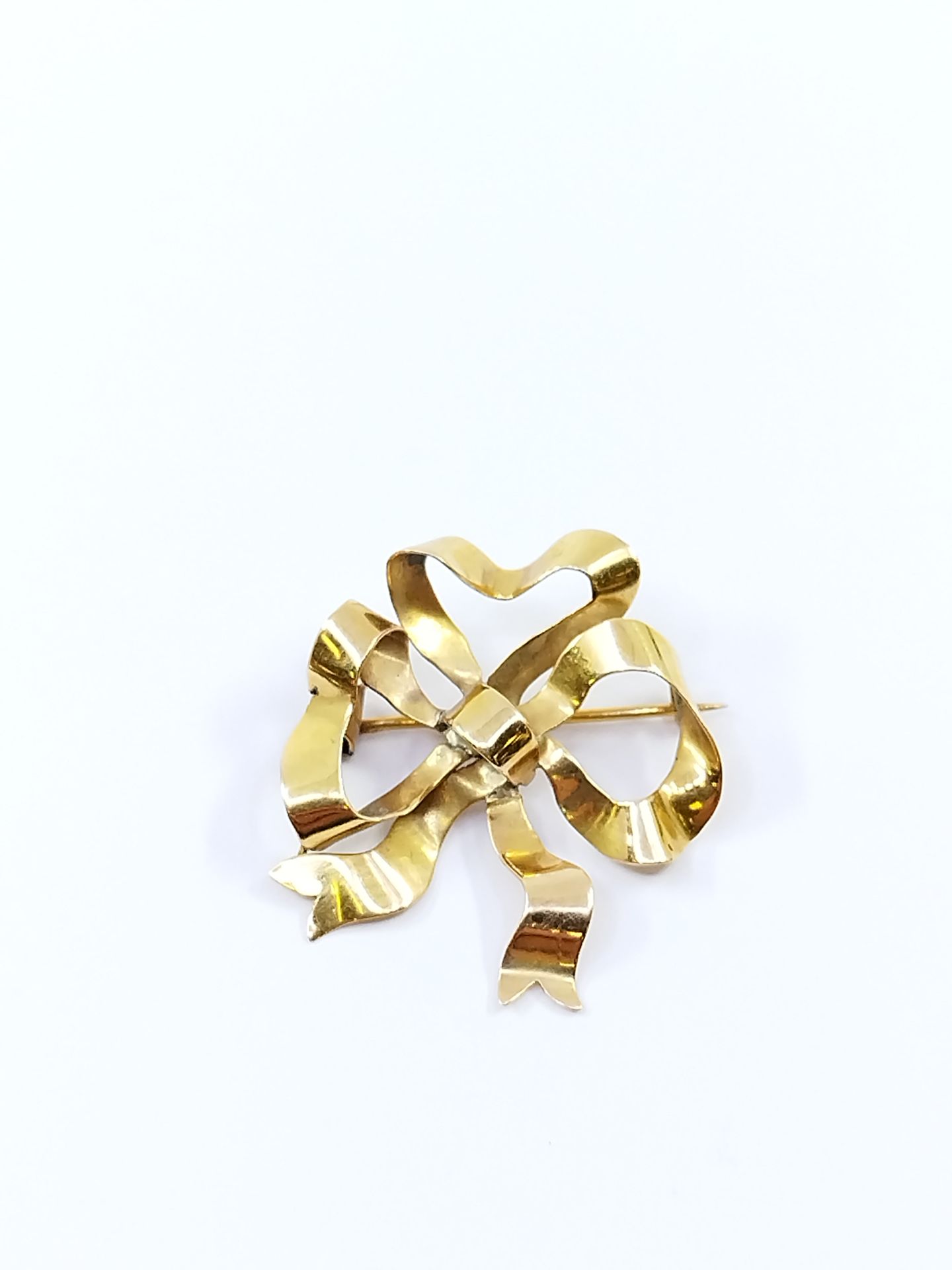 Null FRENCH WORK

Yellow gold 750° pin representing a knot à la Sevigné 

French&hellip;