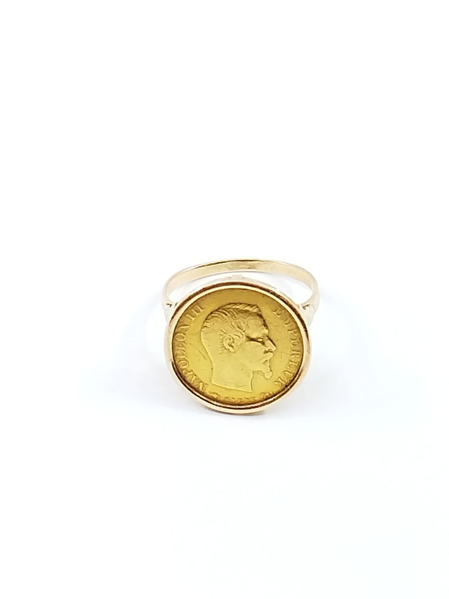 Null 法国作品

750°黄金戒指，含10法郎硬币 

重量 : 7,06 g

TDD 60