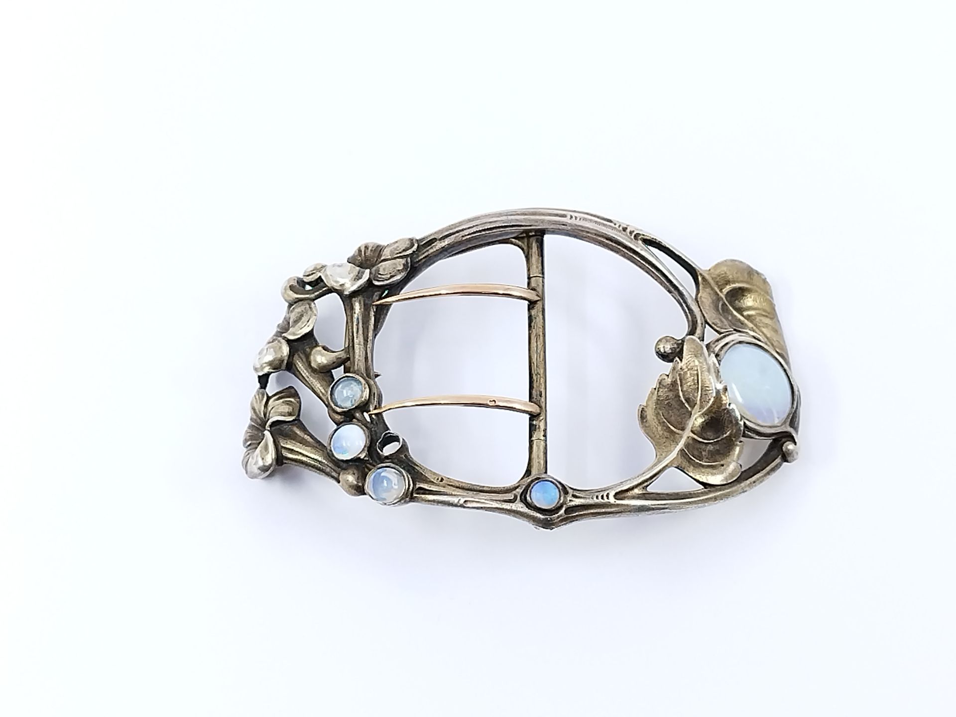 Null FRENCH WORK

Belt buckle in gold and silver, decorated with glass opals, on&hellip;