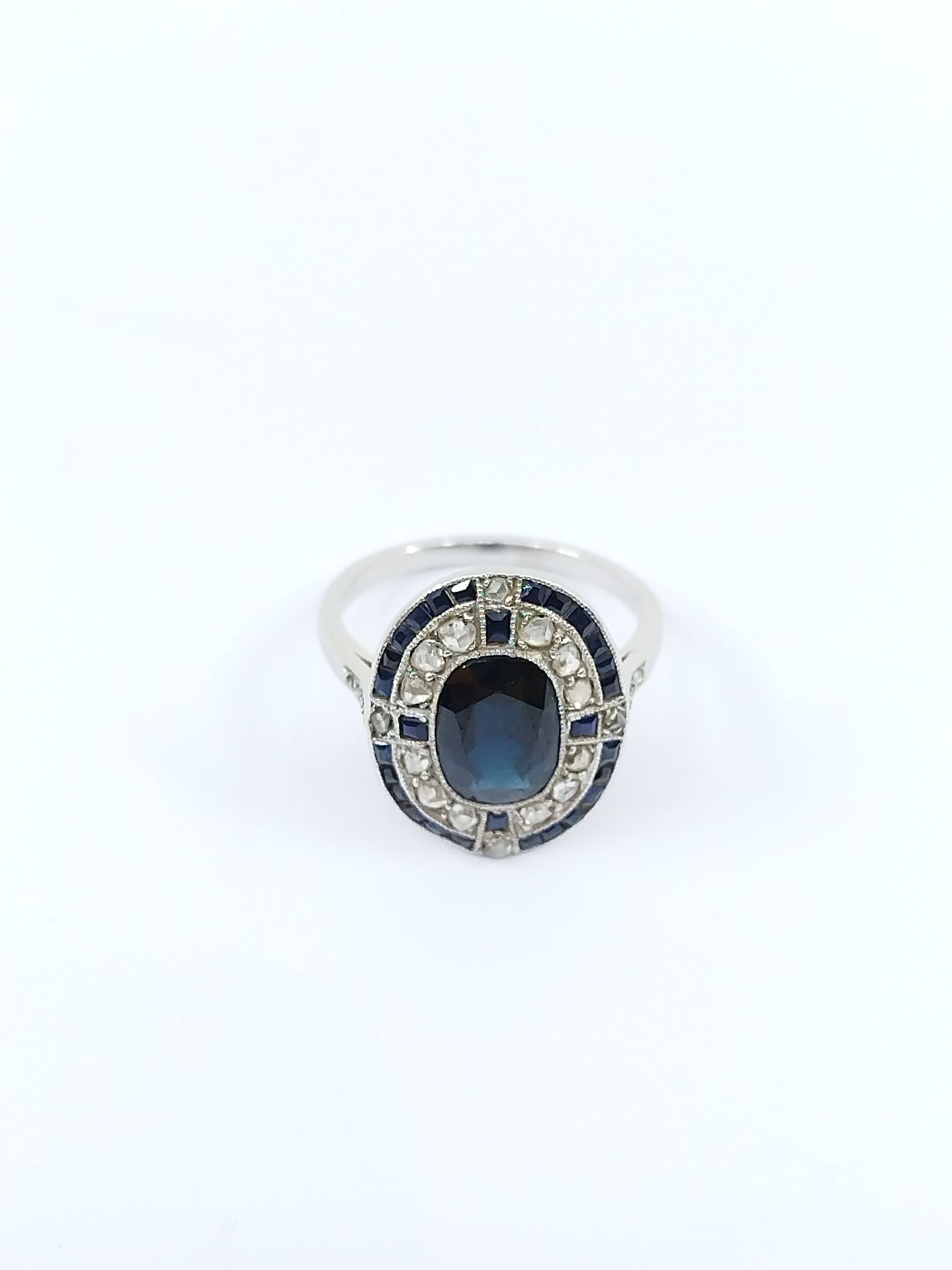 Null 750°白金戒指，镶嵌椭圆形蓝宝石，封闭式镶嵌玫瑰花。 

毛重 : 4,25 g

TDD 52

编号为599