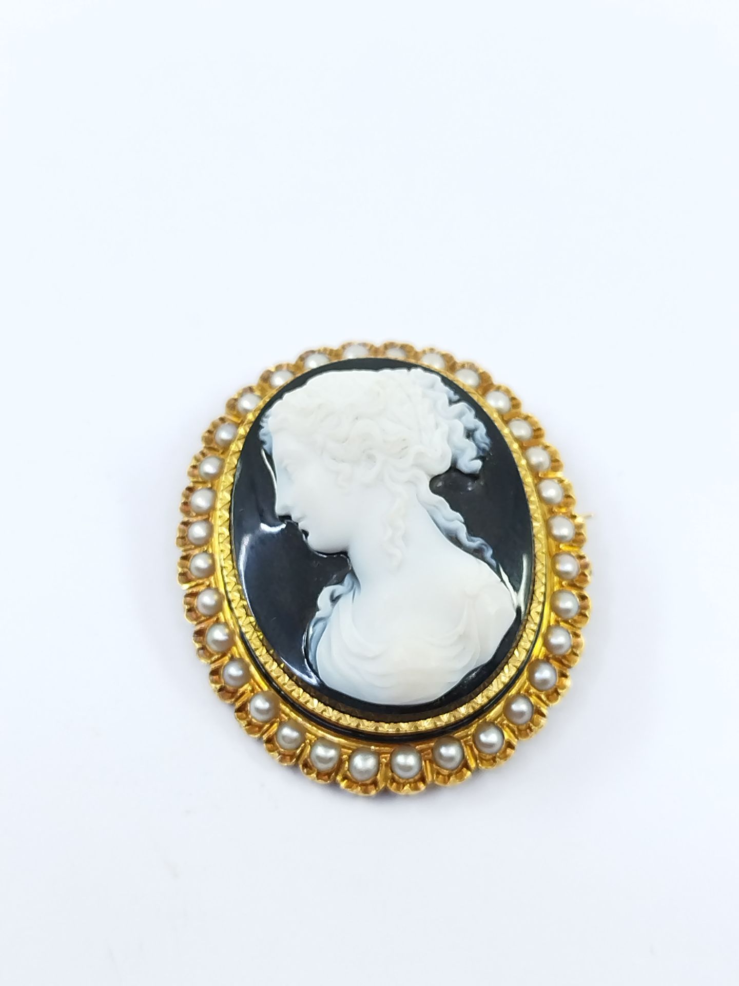 Null 法国的工作

缟玛瑙上的CAMEE，代表一位古时的女士形象，750°的黄金戒指，珐琅和珍珠可能是精品 

毛重 : 22,63 g
