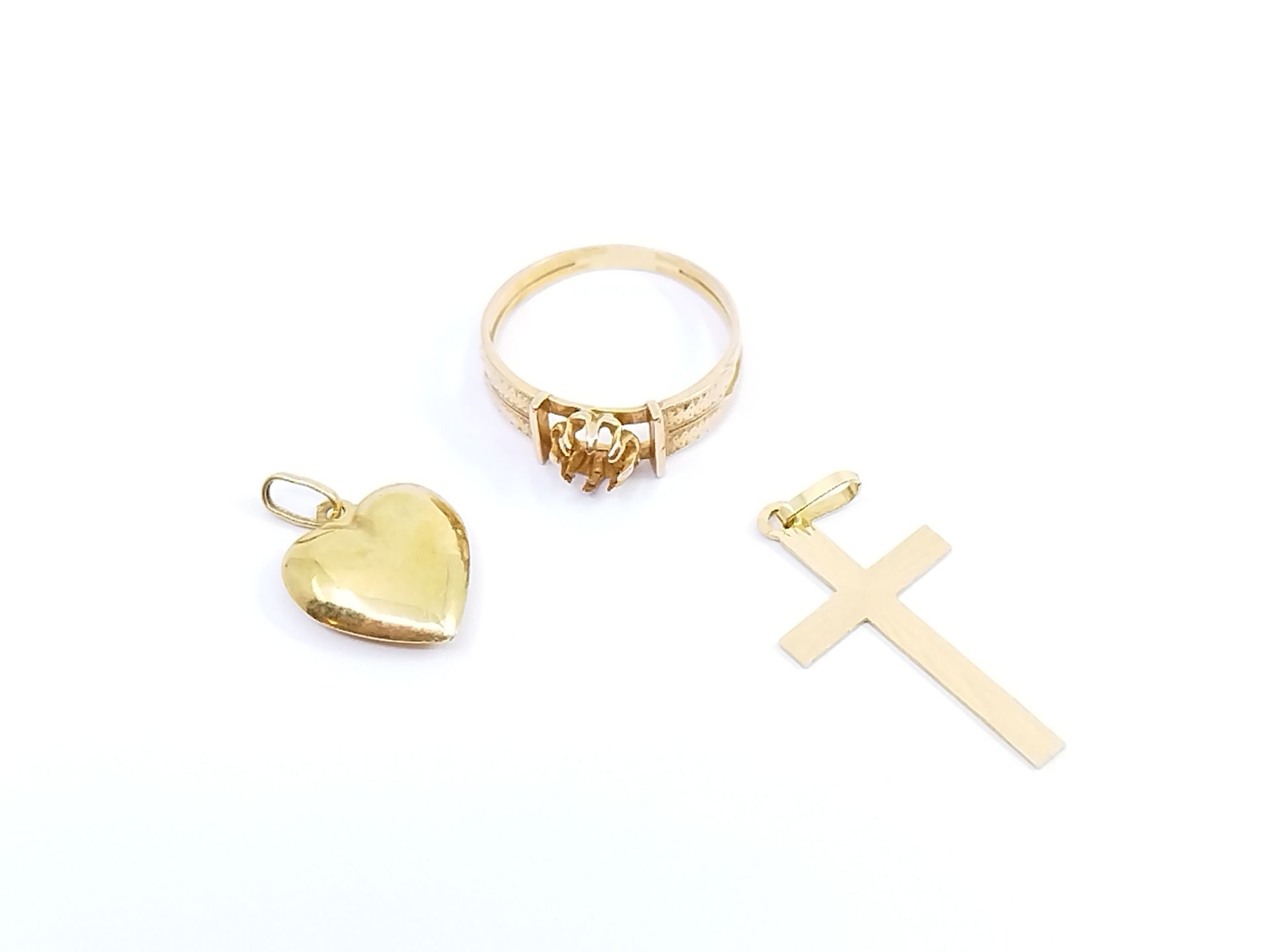 Null 一批750°的黄金，包括:

十字架、心形吊坠、戒指镶嵌

重量 : 2,69 g