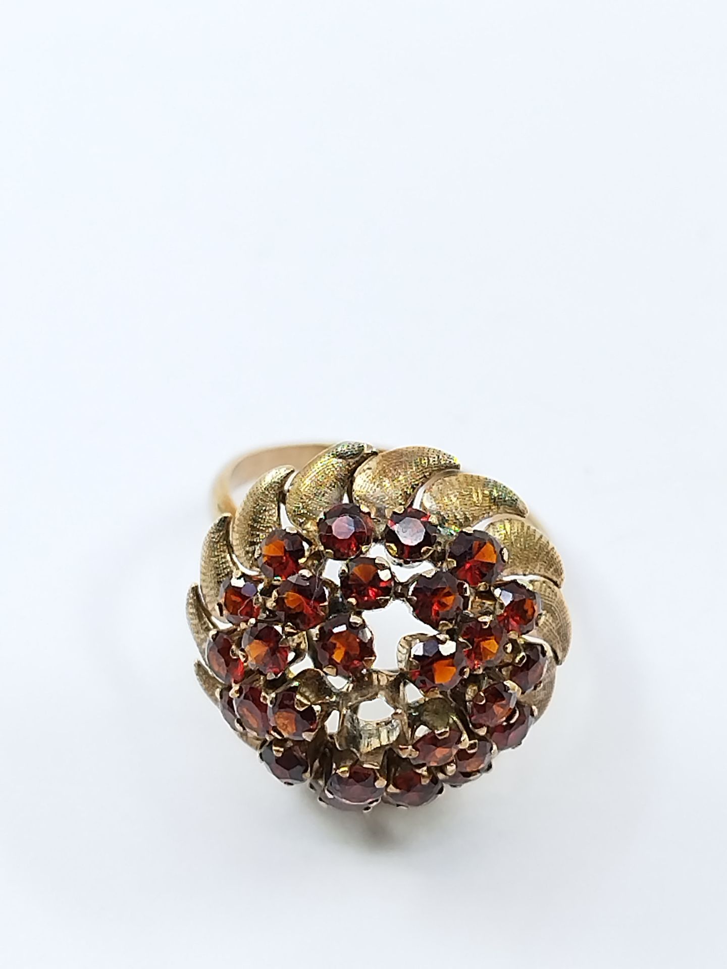 Null Kuppelförmiger Ring aus 750° Gelbgold mit Granatbesatz (fehlt)

Bruttogewic&hellip;