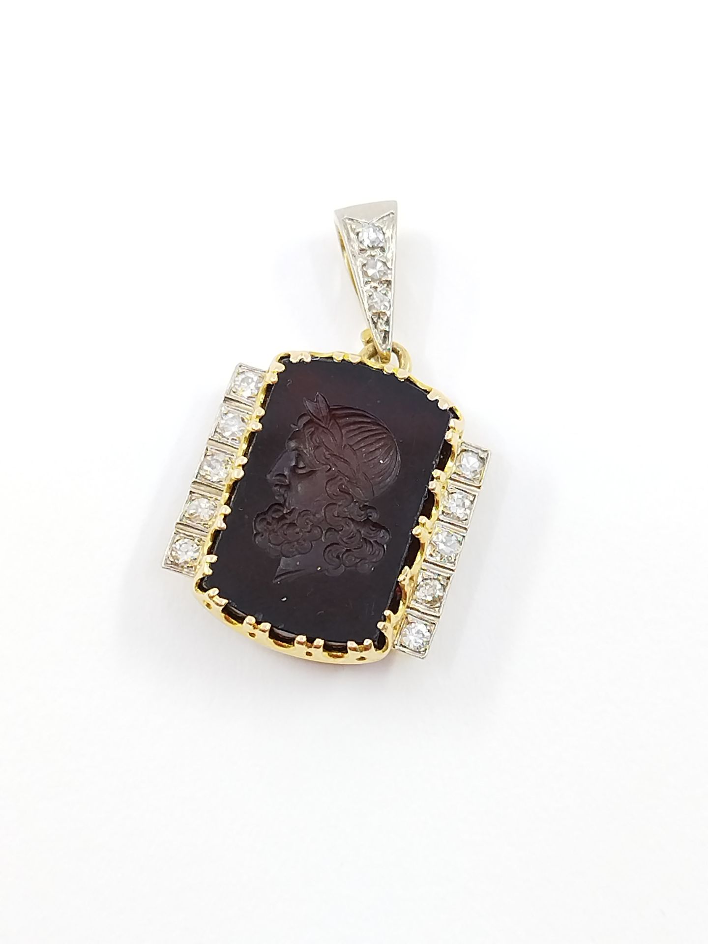 Null Yellow gold pendant 750° decorated with an intaglio on carnelian and ten di&hellip;