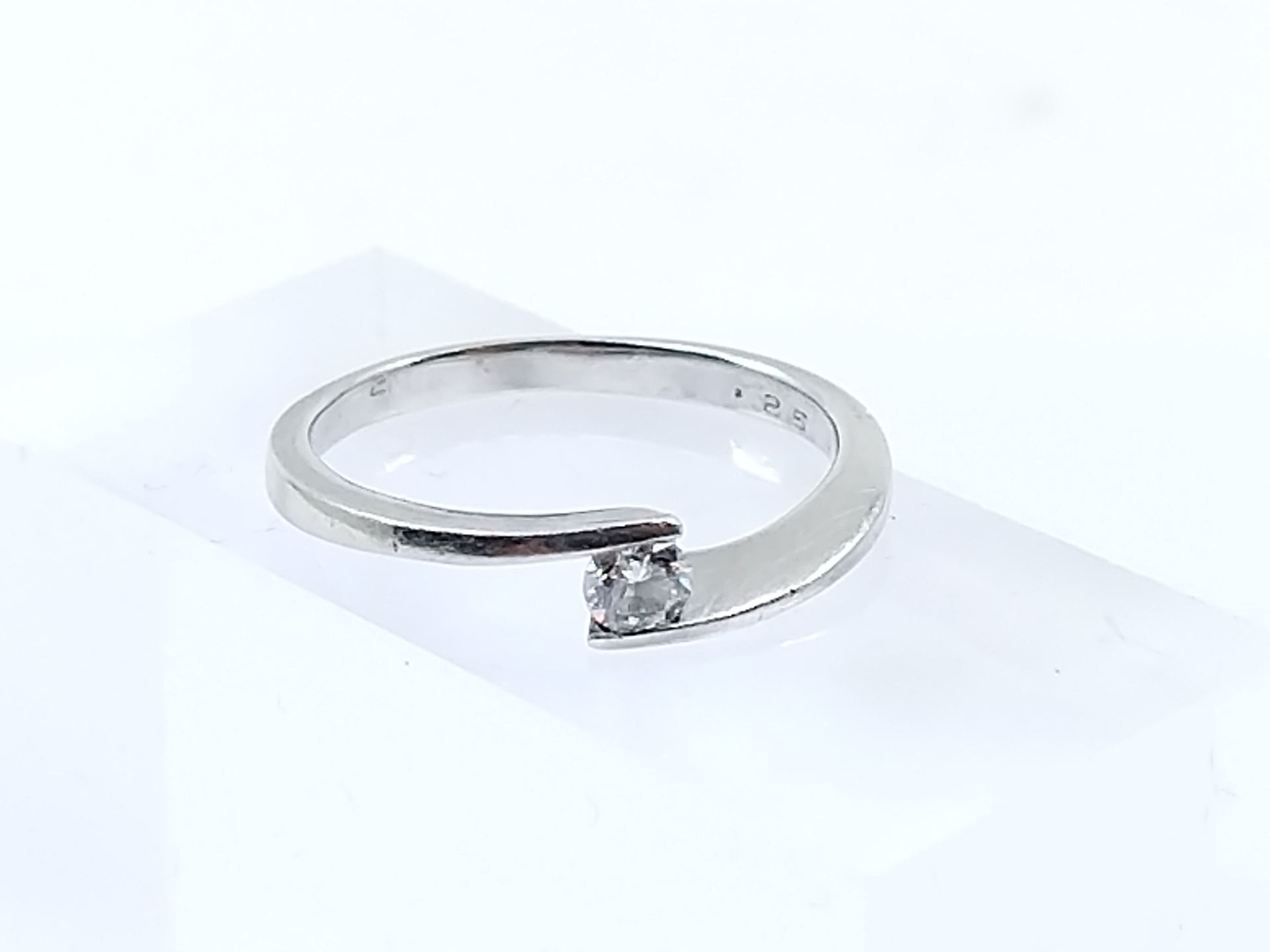 Null 铂金单钻戒指，镶嵌约0.20克拉的明亮式切割钻石

毛重 : 5,15 g

TDD : 59