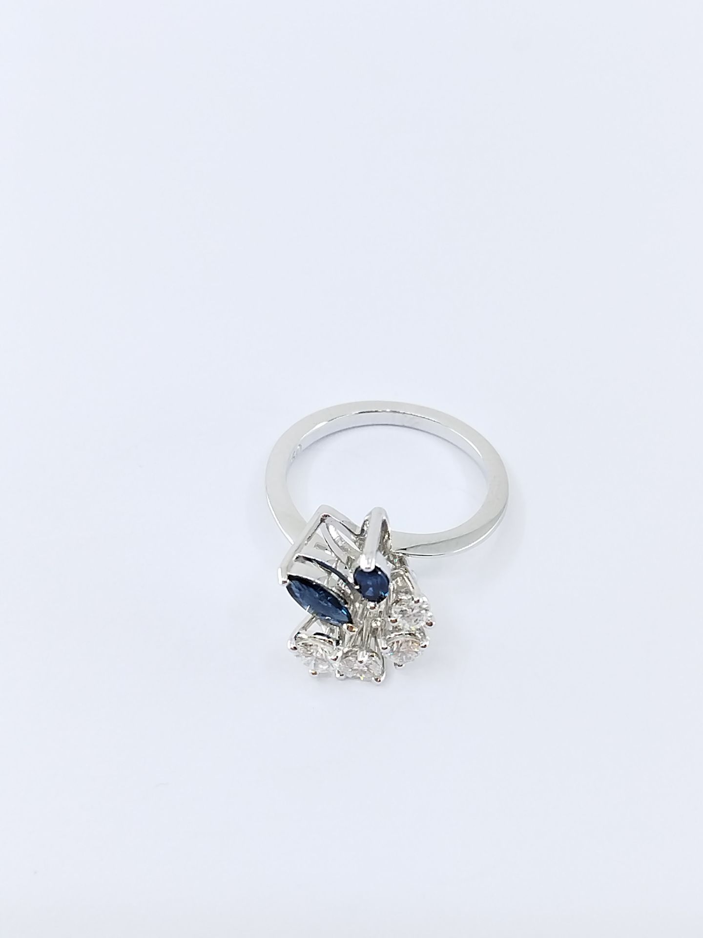 Null 750°白金戒指，镶嵌四颗钻石和两颗脐带式蓝宝石 

毛重 : 4,42 g

TDD: 54