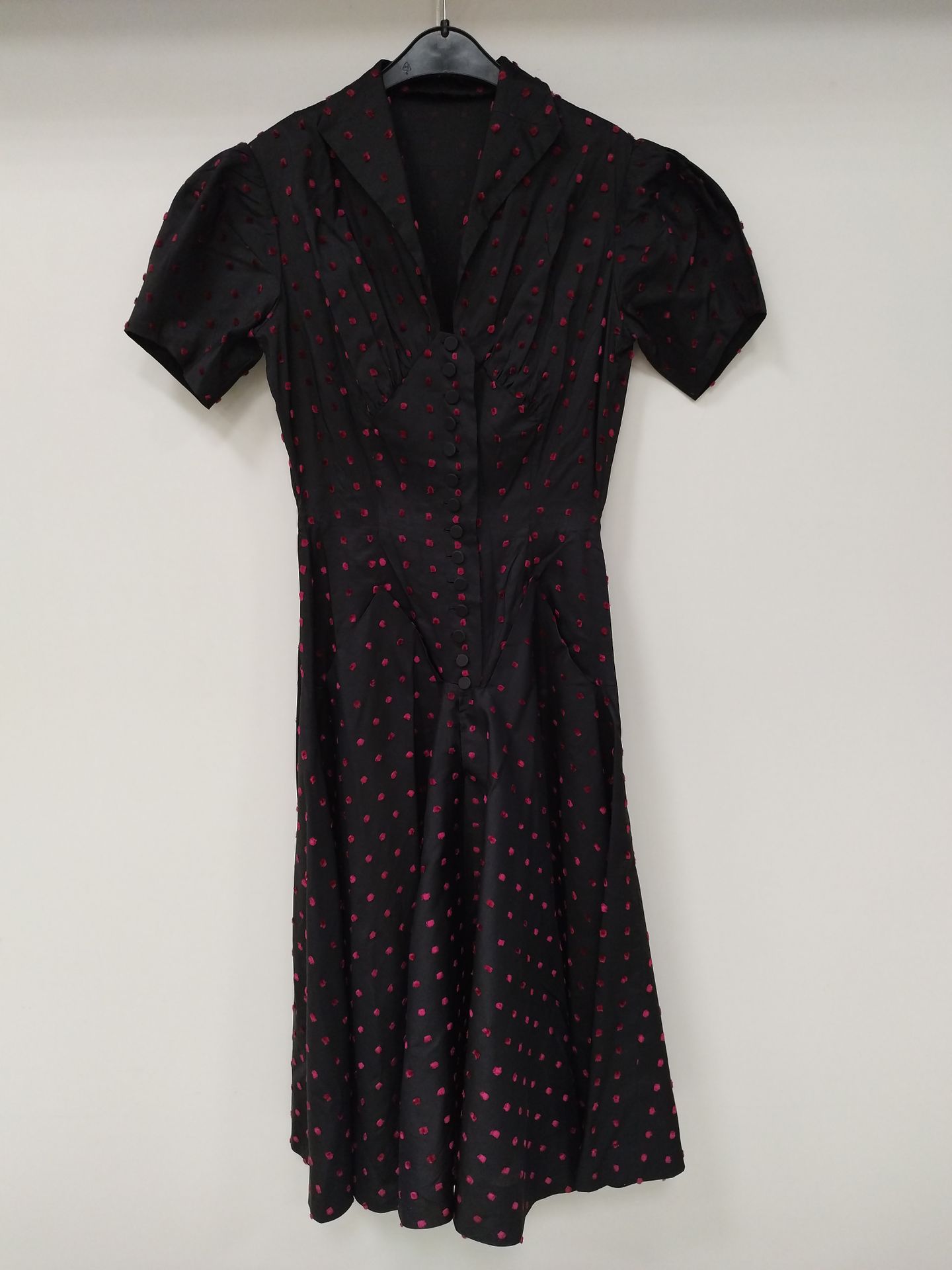 Null 翰瑞

黑色短袖粉色天鹅绒点缀中裙

50年代的灵感

尺寸36