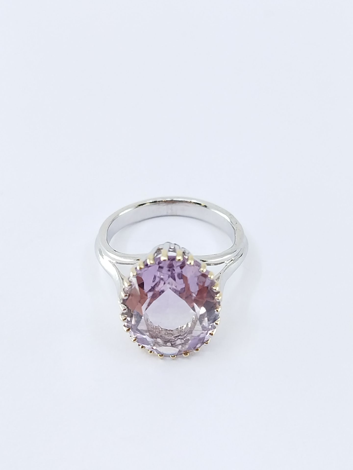 Null 750°白金戒指，爪式镶嵌椭圆形紫水晶

毛重 : 6,13 g

TDD: 53,5