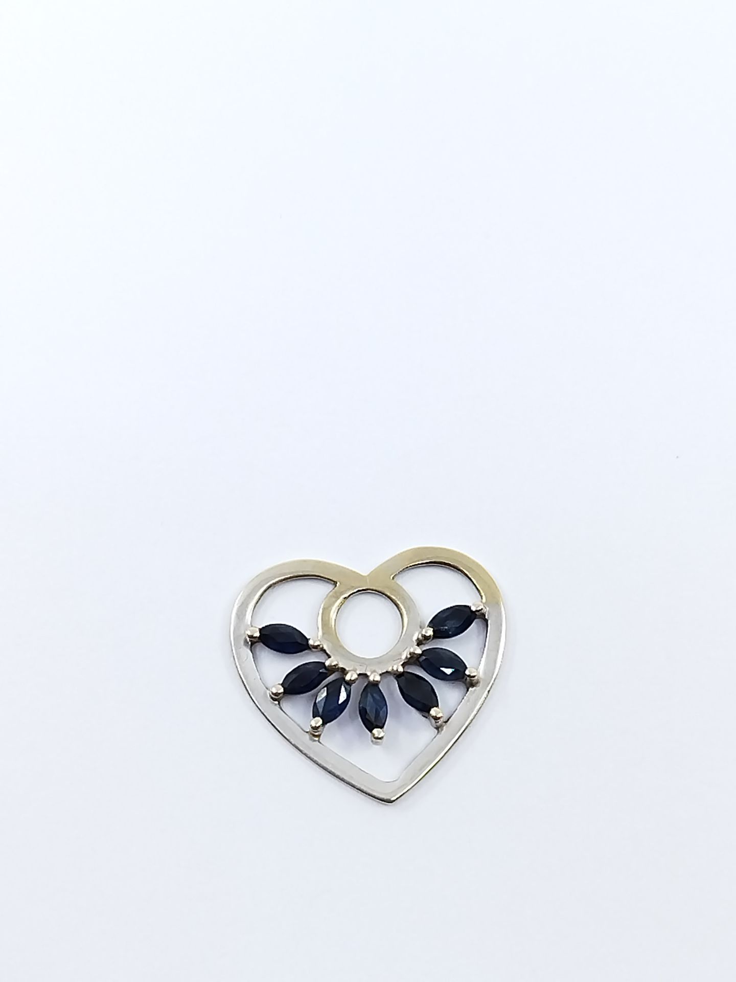 Null White gold heart-shaped pendant set with seven navette sapphires 

Gross we&hellip;