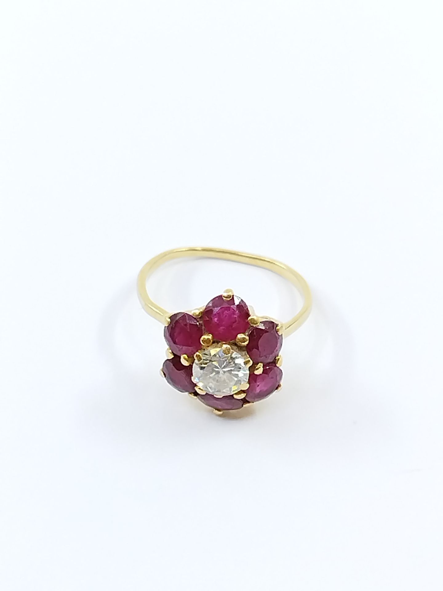 Null 750°黄金雏菊戒指，镶有一颗约0.55克拉的钻石，并镶嵌有六颗红宝石 

毛重 : 3,20 g

TDD : 51