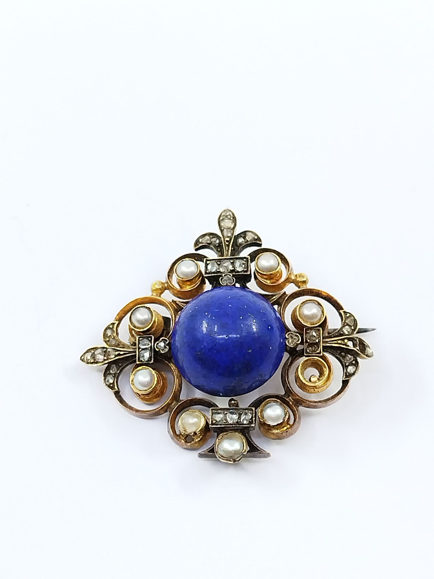 Null Pink gold brooch 750° set in its center with a cabochon of lapis lazulli su&hellip;