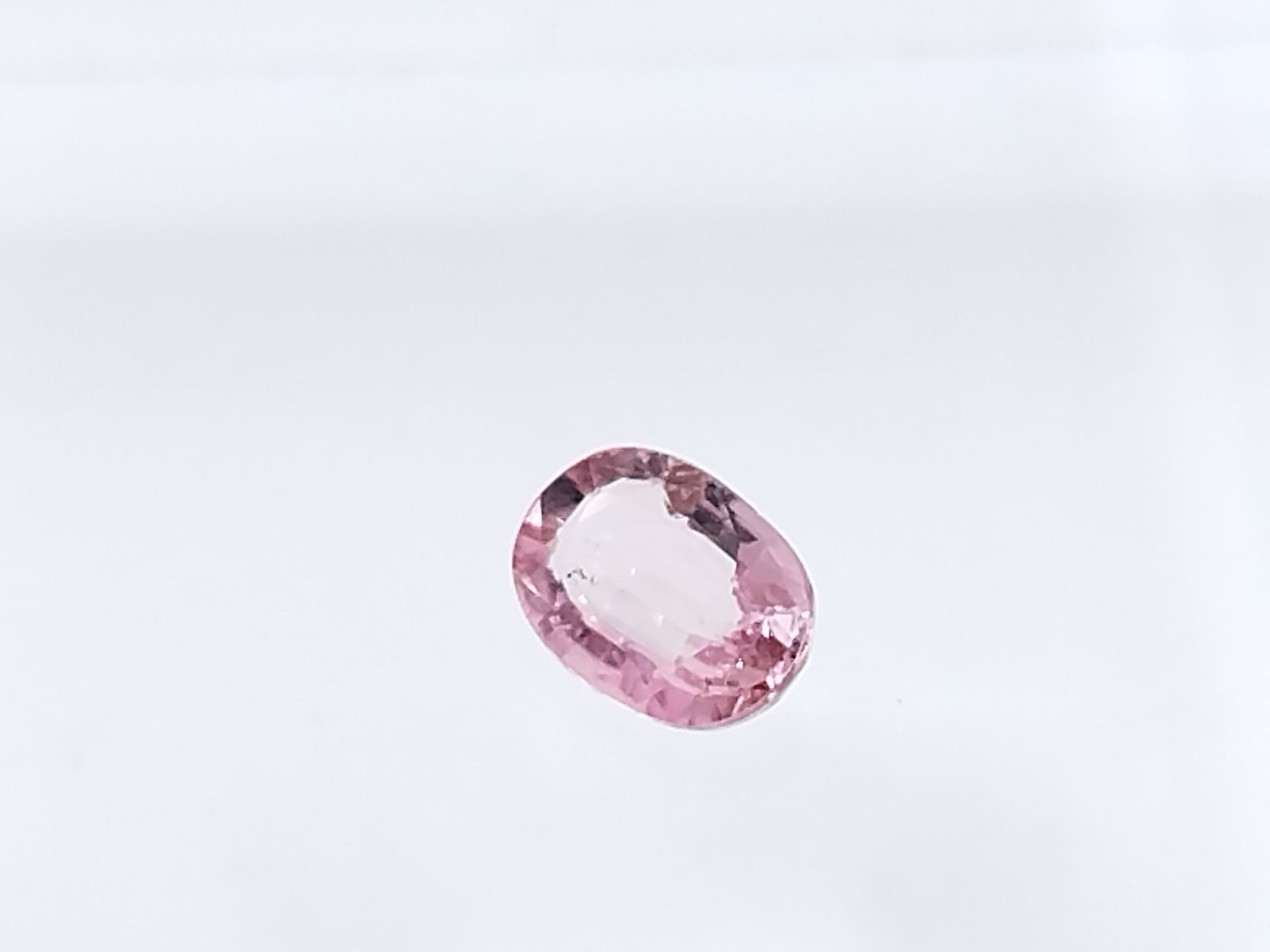 Null TOURMALINE pink , ovale , Mozambique , 0,84 carats Dim : 7,3 x 5,2