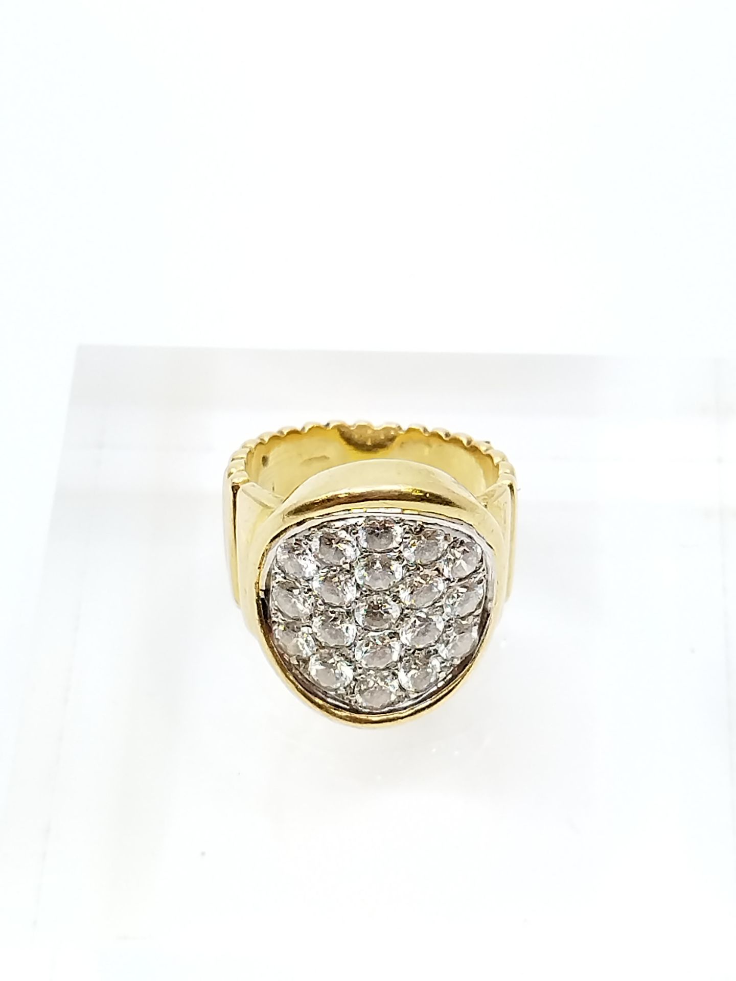 Null 750°黄金戒指，顶部为椭圆形，镶嵌19颗明亮式切割钻石

毛重：14克

TDD 50