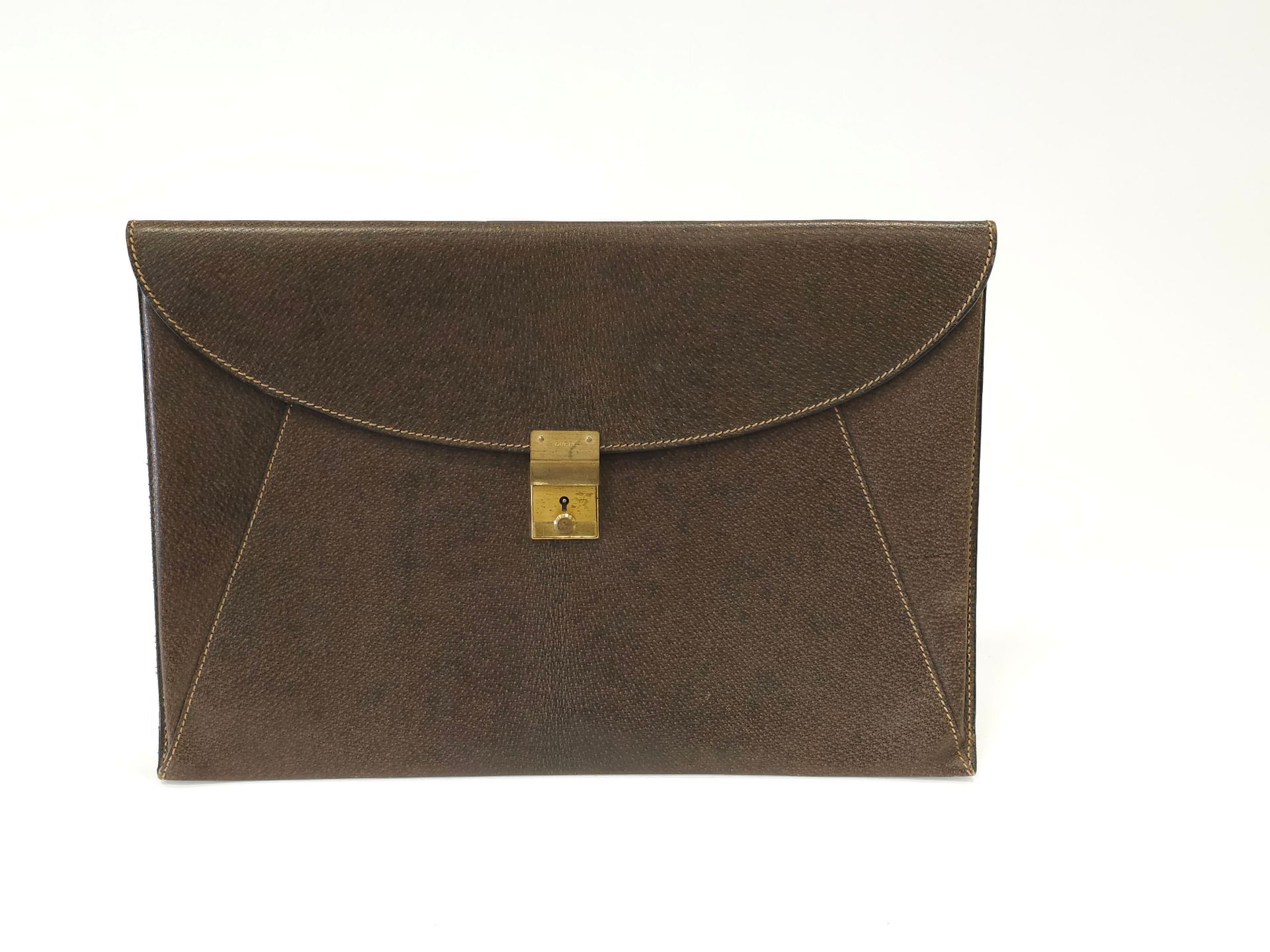 Null GUCCI
brown leather briefcase, gold closure
Worn