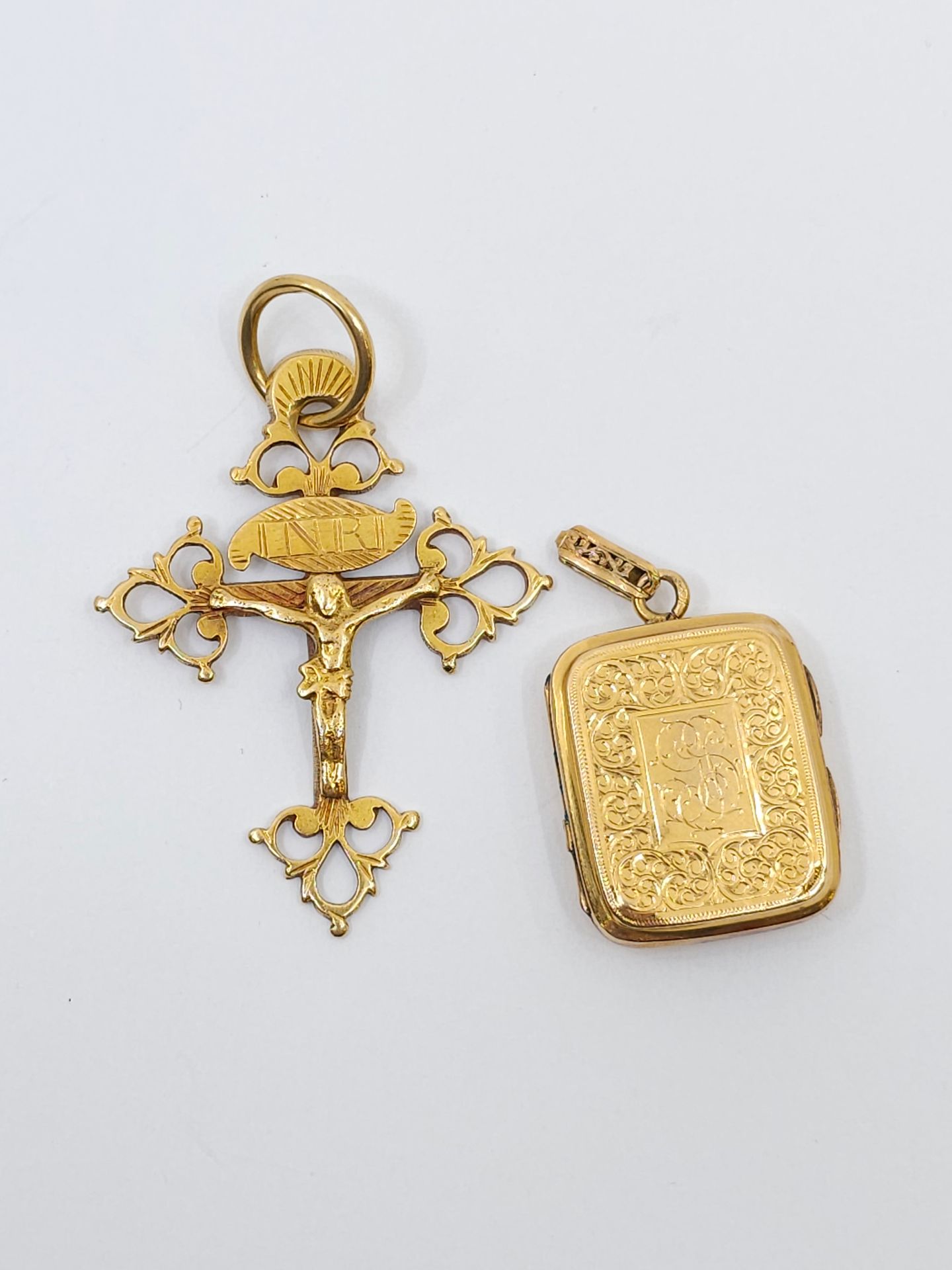 Null LOT of gold 750° including :
Gold cross 
Pendant with souvenir holder
Gross&hellip;