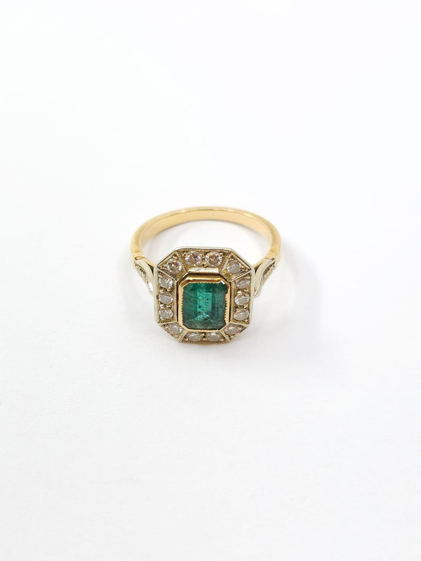 Null 750° 金双色戒指，镶嵌一颗密镶祖母绿（破碎），周围镶嵌钻石 
毛重：3.9 克
TDD 53.5
