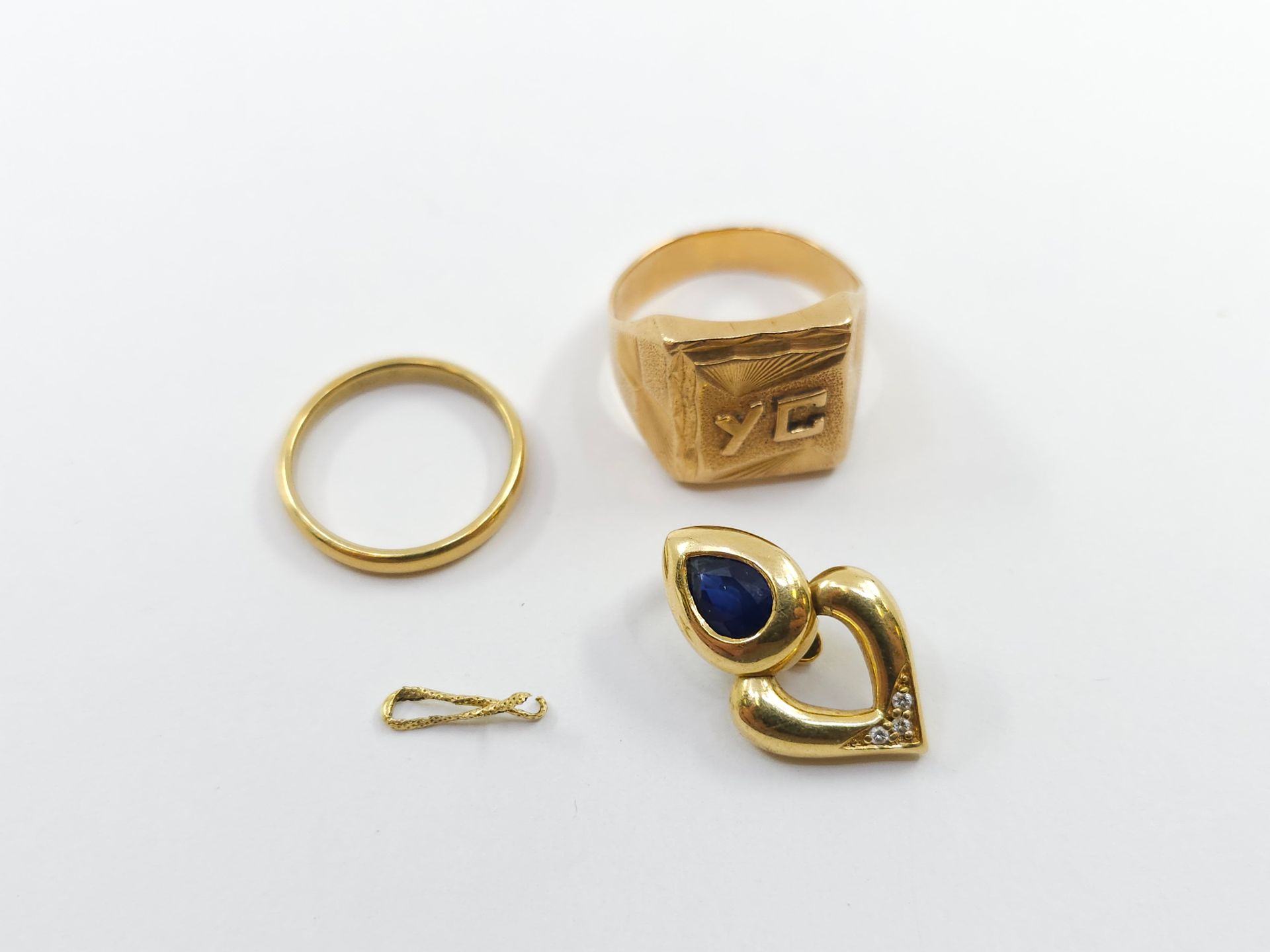 Null 一批 750° 黄金，包括 ：
一枚指环 
一个搭扣
一枚结婚戒指 
一块碎金 
重量：13.73 克