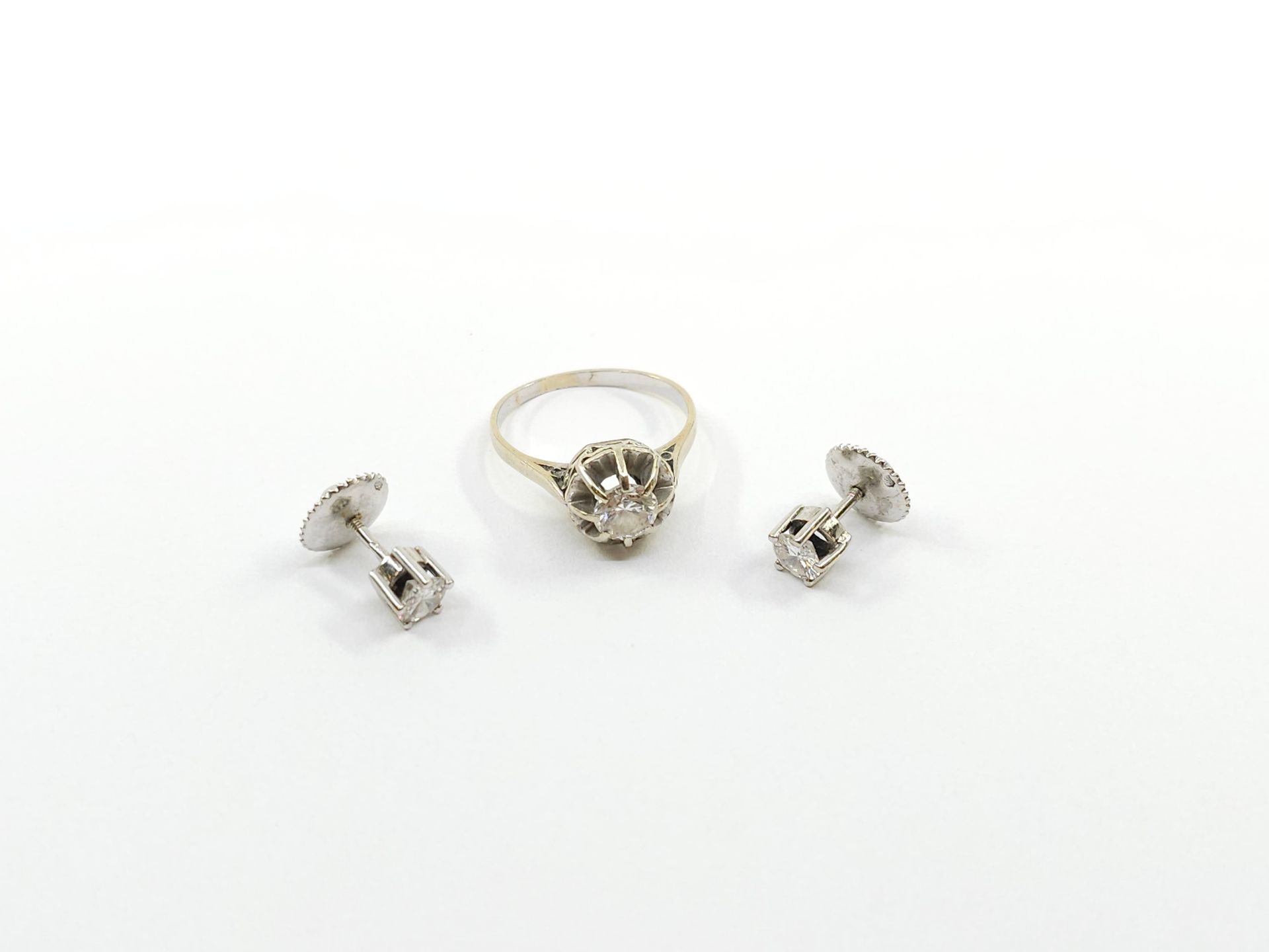 Null MEZZO SET in oro bianco 750° ornato di diamanti
Anello e orecchini
TDD 50